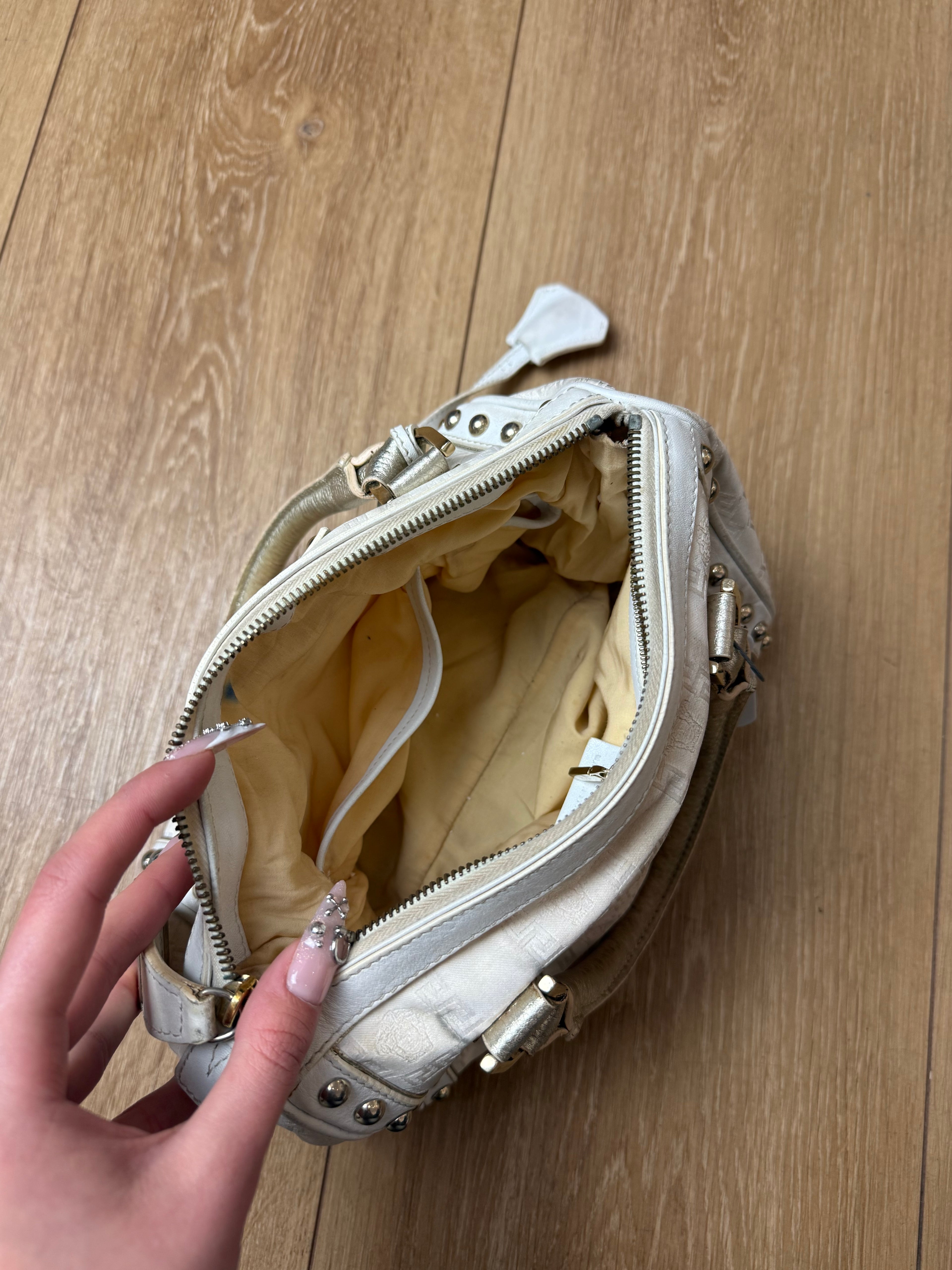 Detailbild von einer Vintage Versace White Boston Leather Bag von innen