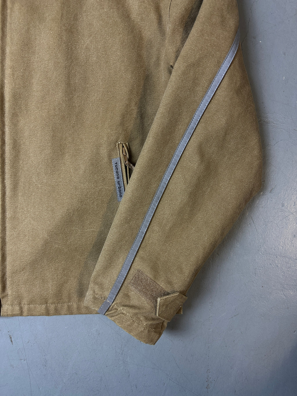 Detailbild von einer Vintage Beige Reflective Stripe Jacket von Ärmel