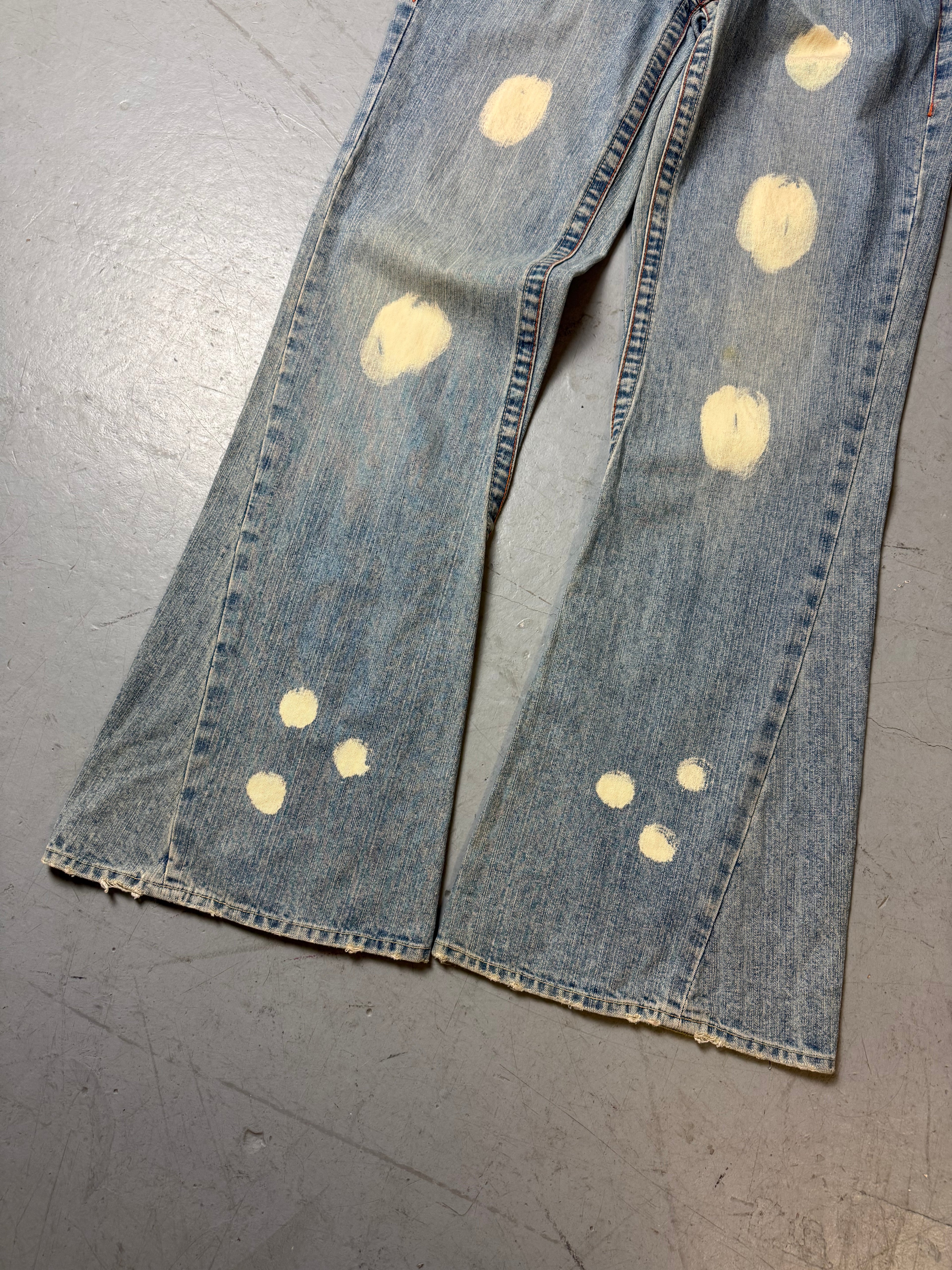 Detailbild von Vintage True Religion Bleach Washed Flared Denim Von vorne