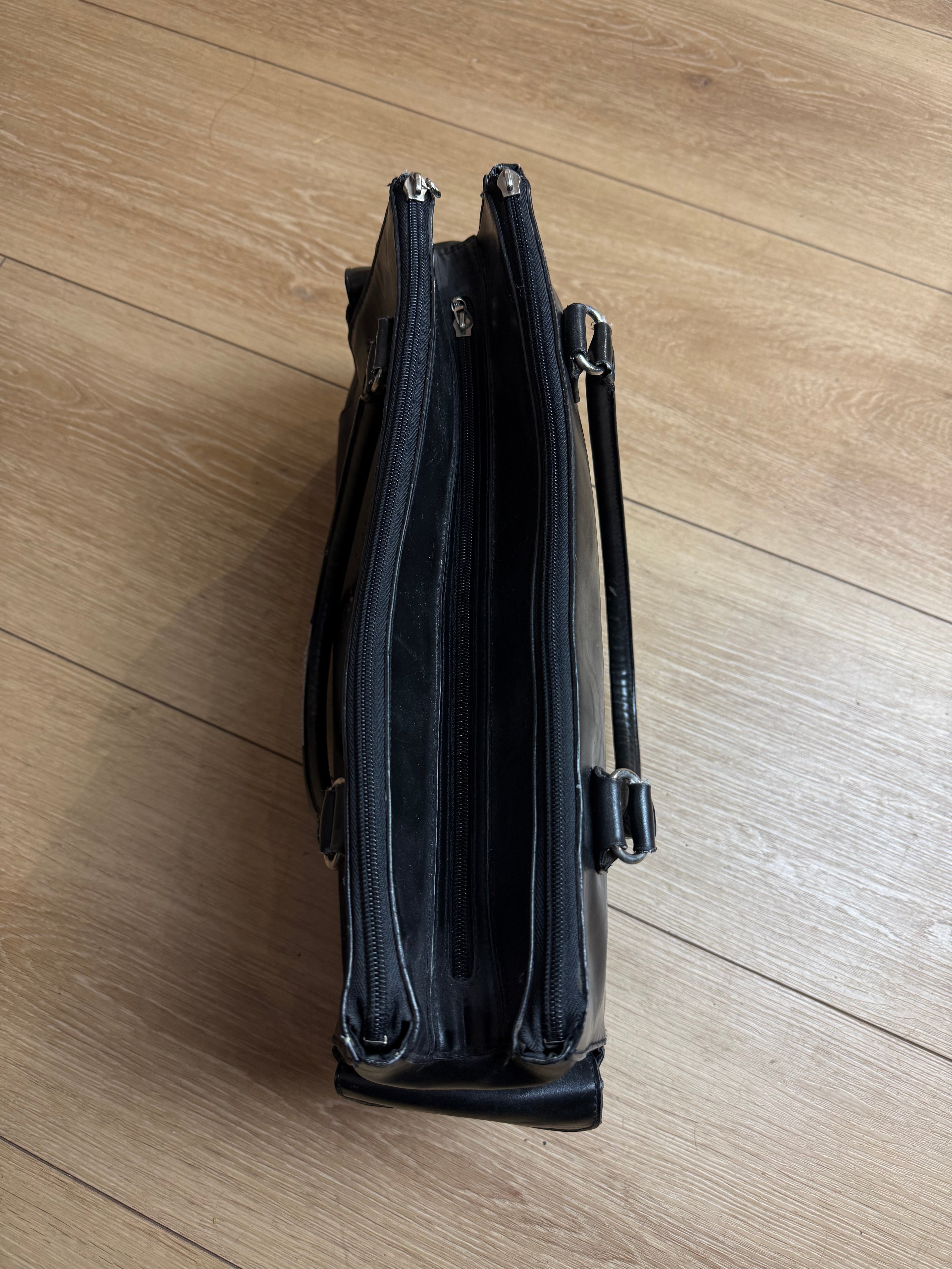 Detailbild von einer Vintage Playboy Black Bag with Pink Details von oben