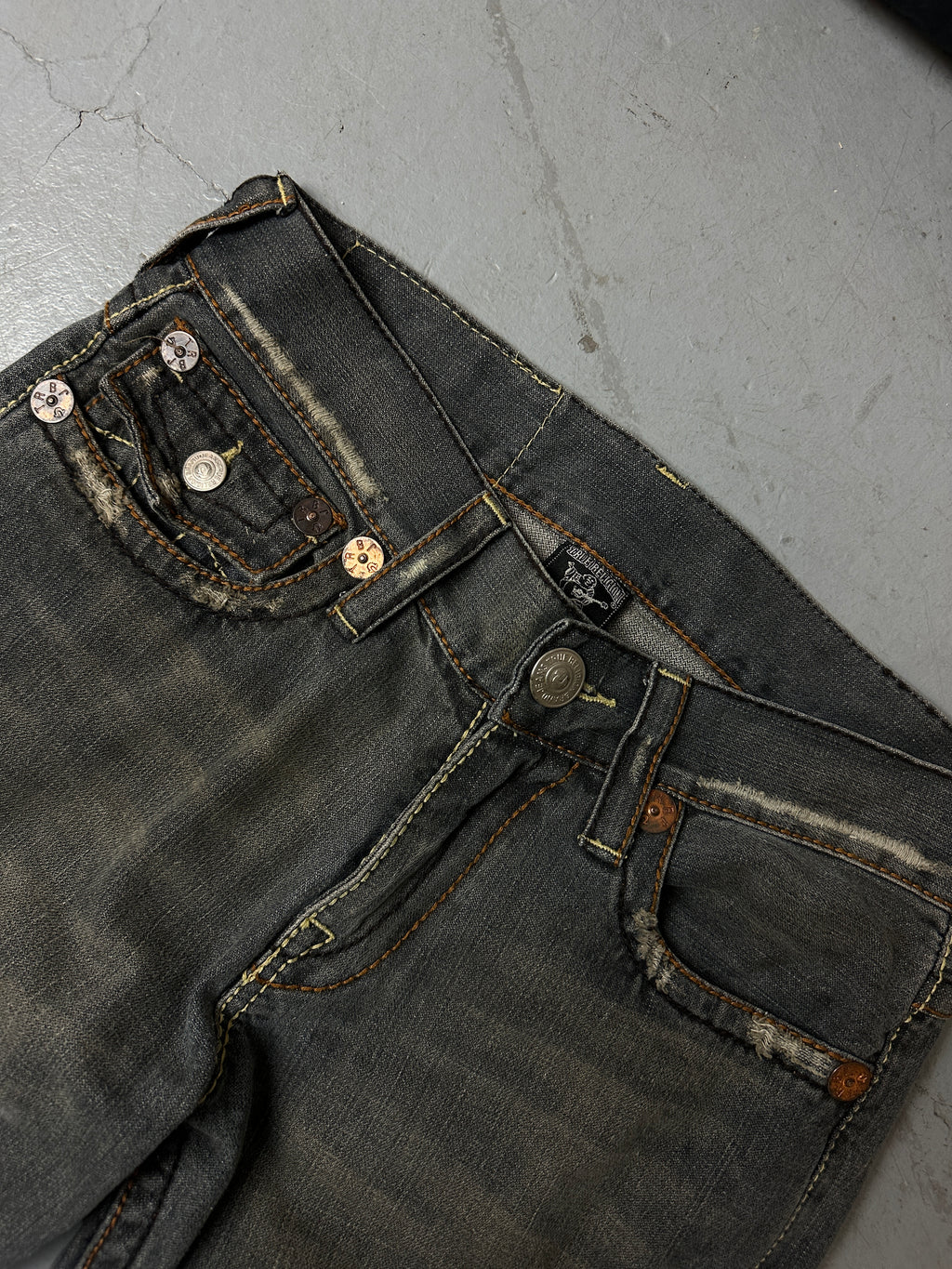 Detailliertes Produktbild von Vintage Grey Ripped & Flared True Religion S/M von vorne