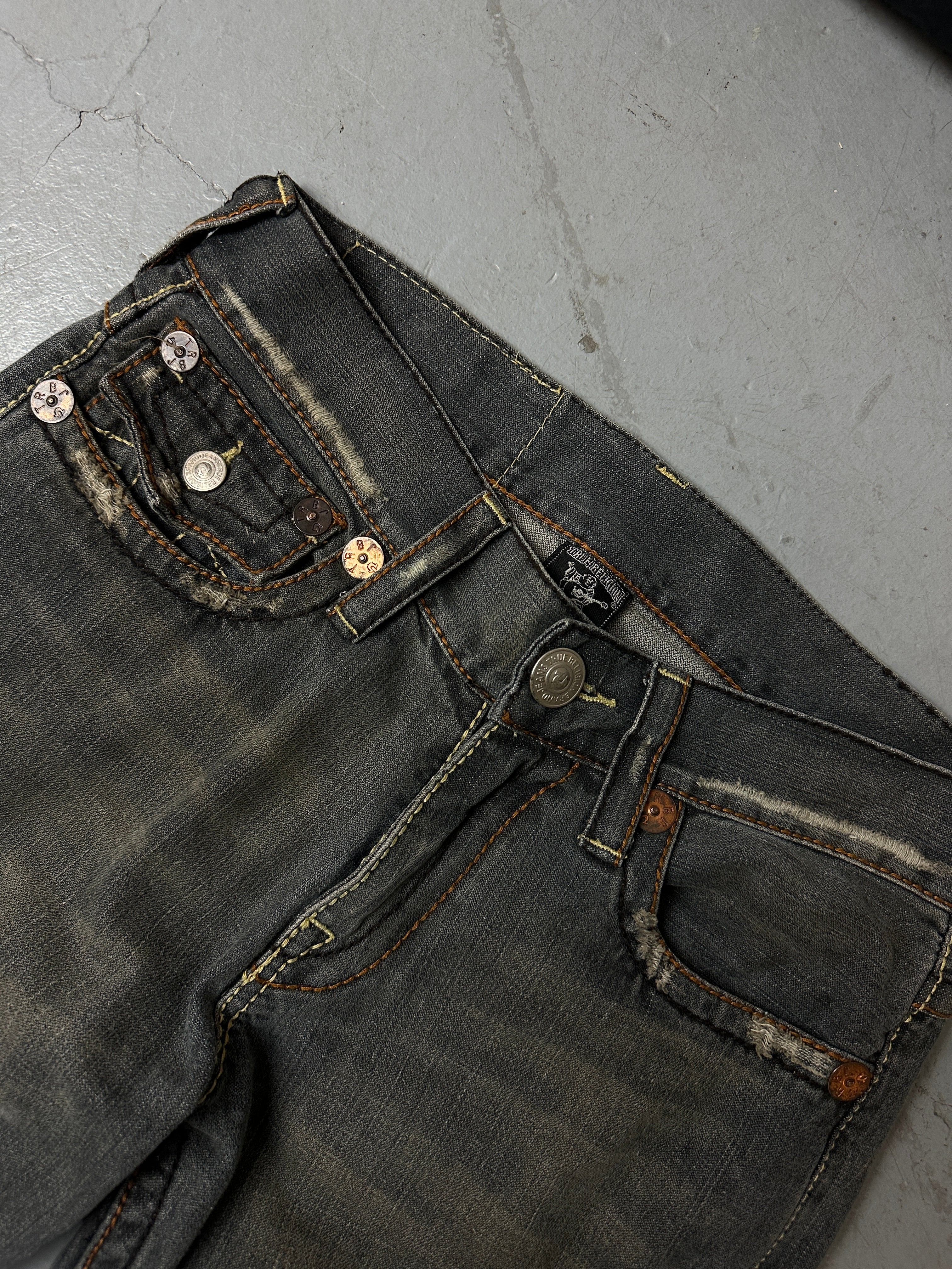 Detailliertes Produktbild von Vintage Grey Ripped & Flared True Religion S/M von vorne