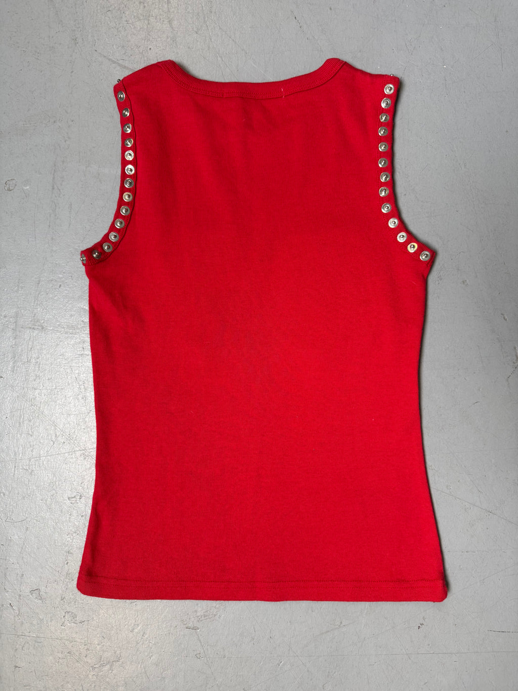 Vintage Penny Silvian Red Studded Tank Top für Damen. Y2K Secondhand 200s Fashion.