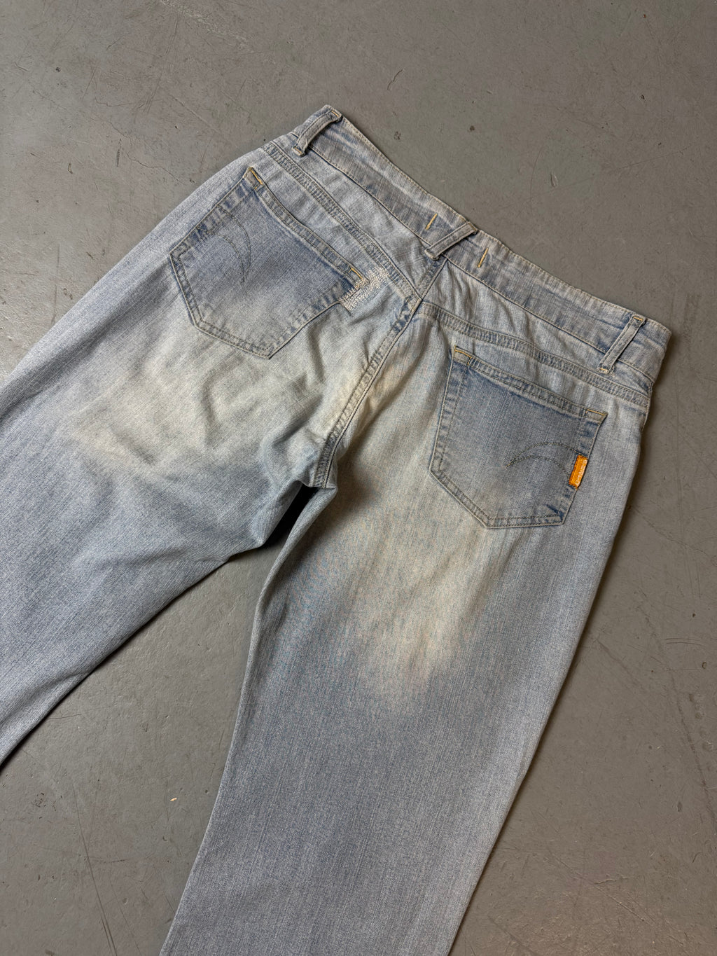 Detailbild von einer Vintage Phard Light Blue Flared Denim von Hosentaschen hinten