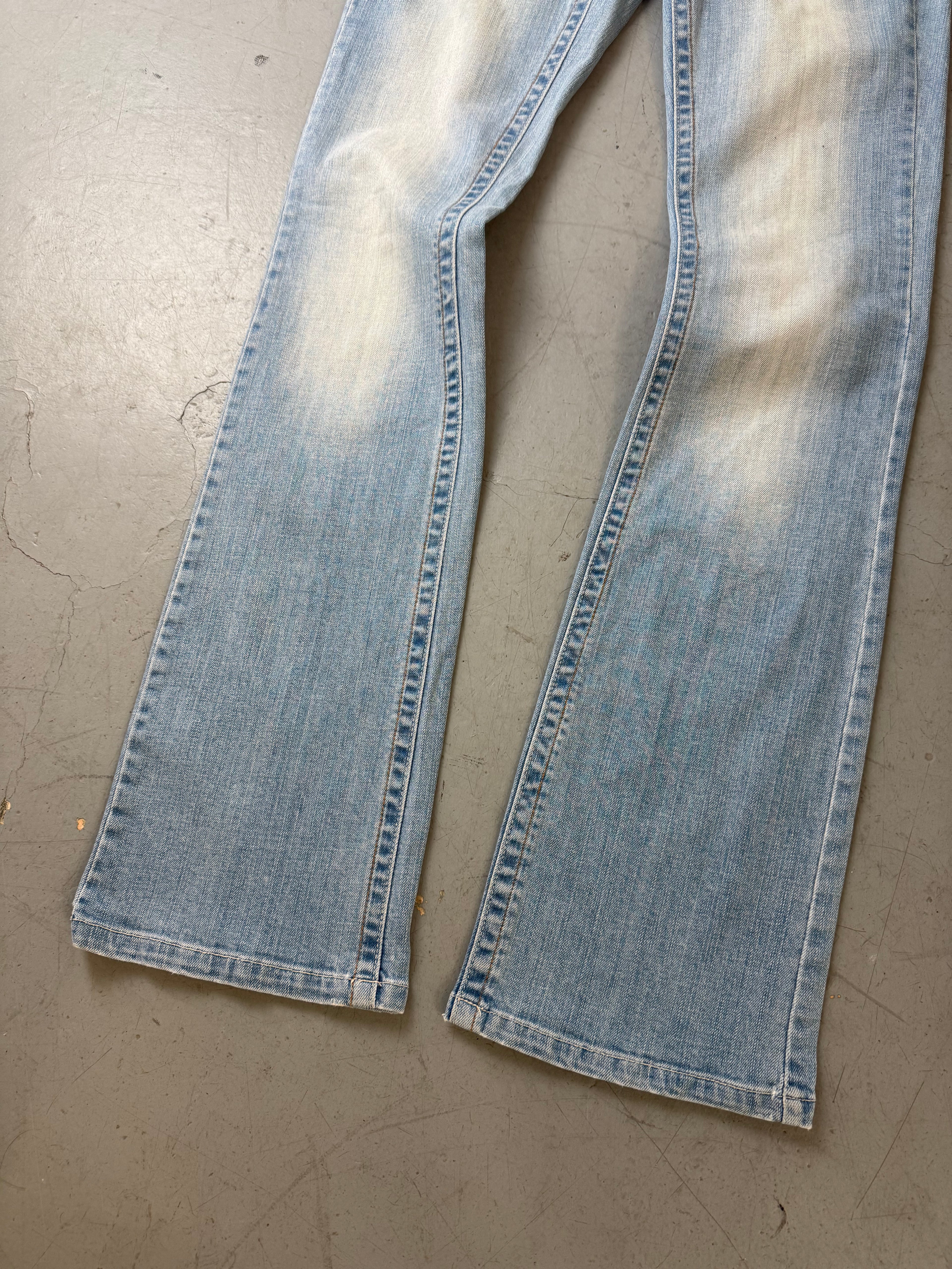 Vintage Light Blue Tall Low Waist Jeans für Damen. Y2K Second Hand 2000s Fashion