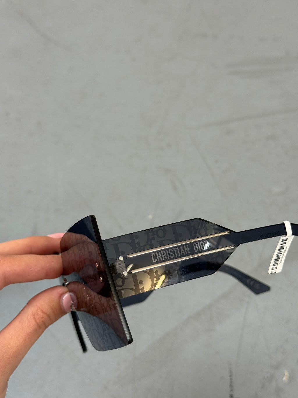 Eine neue Sonnenbrille von dir mit großen eckigen Gläsern mit dem Dior monogram drauf 