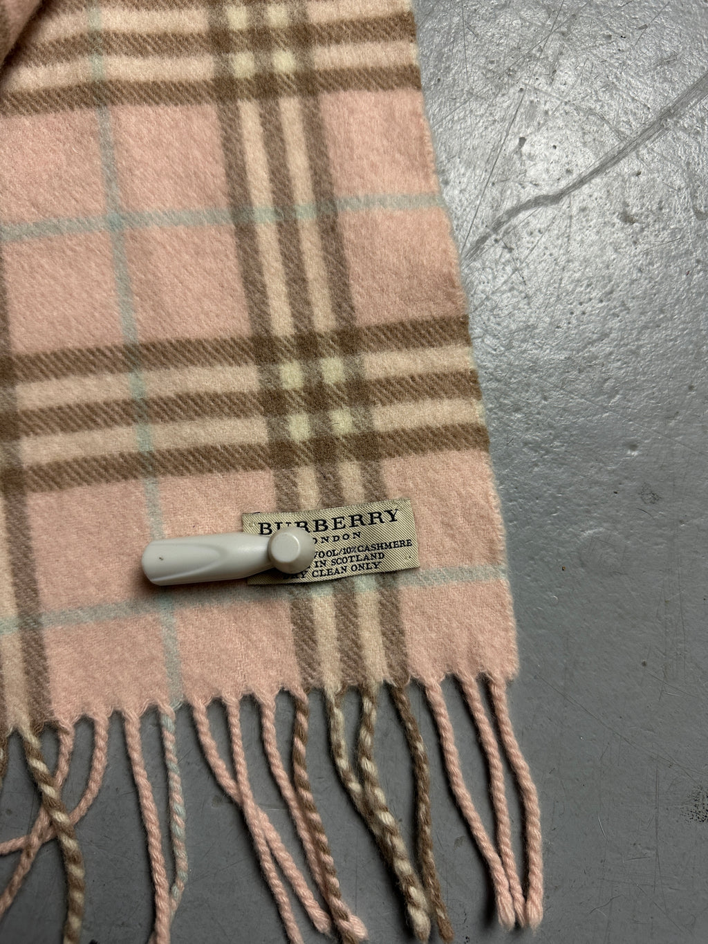 Detailbild Vintage Pink Burberry Knit Scarf von hinten 