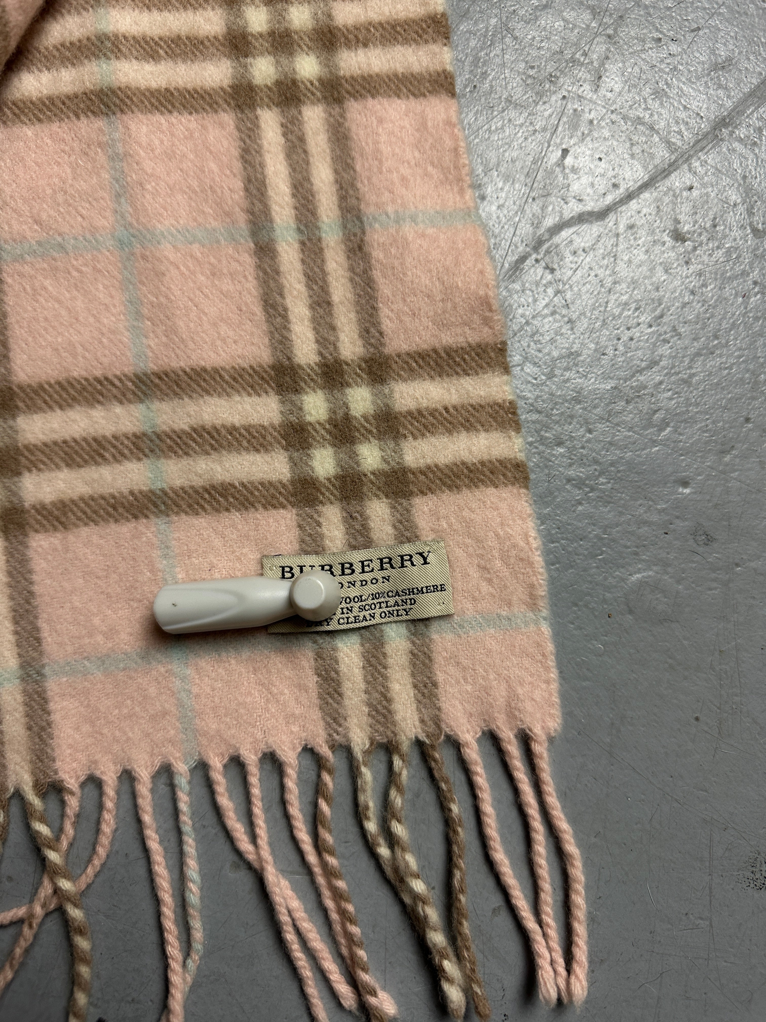 Detailbild Vintage Pink Burberry Knit Scarf von hinten 