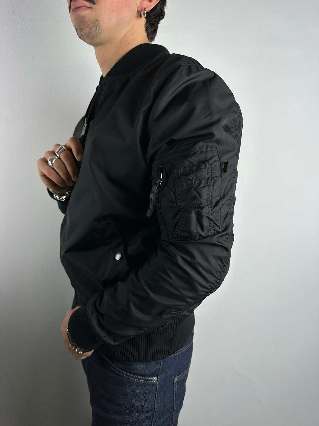 Tragebild von einer Vintage Alpha Industries Black Bomber Jacket von der seite