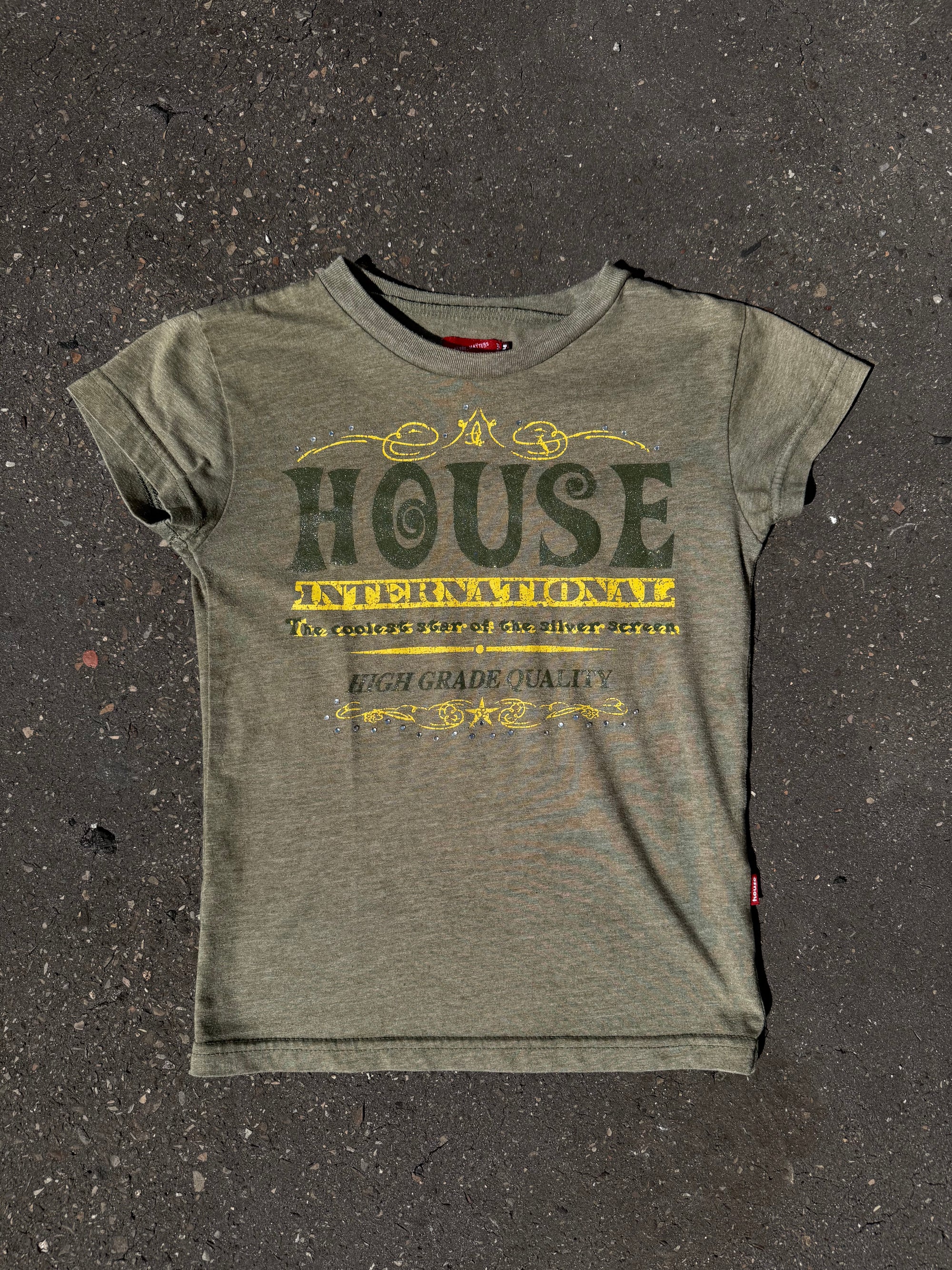 Ein Khaki Baby Tee mit dunkelgrünem und gelbem Print auf der Vorderseite 