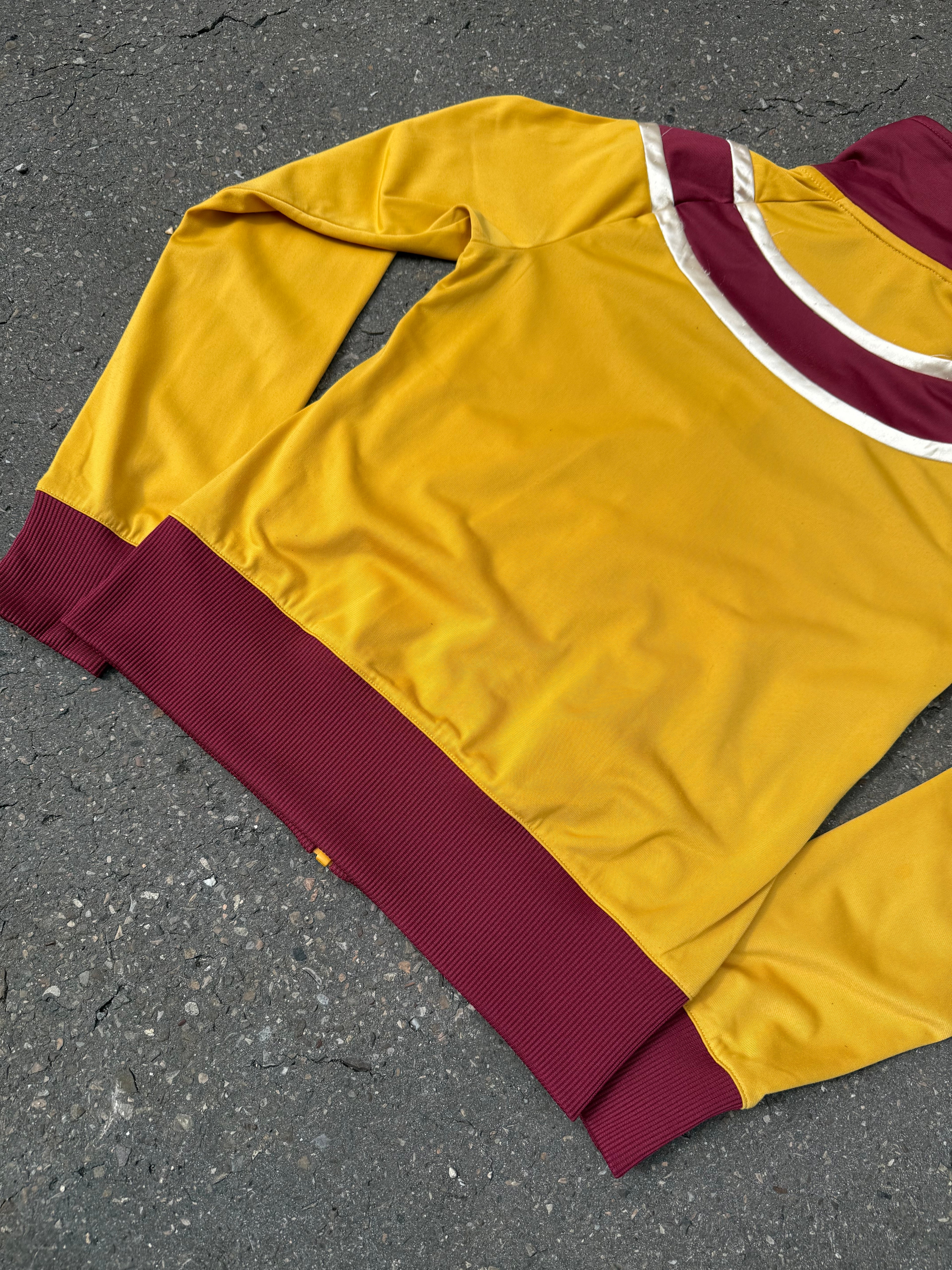 Eine gelb rote Puma Trackjacke im Sporty Y2K Look 