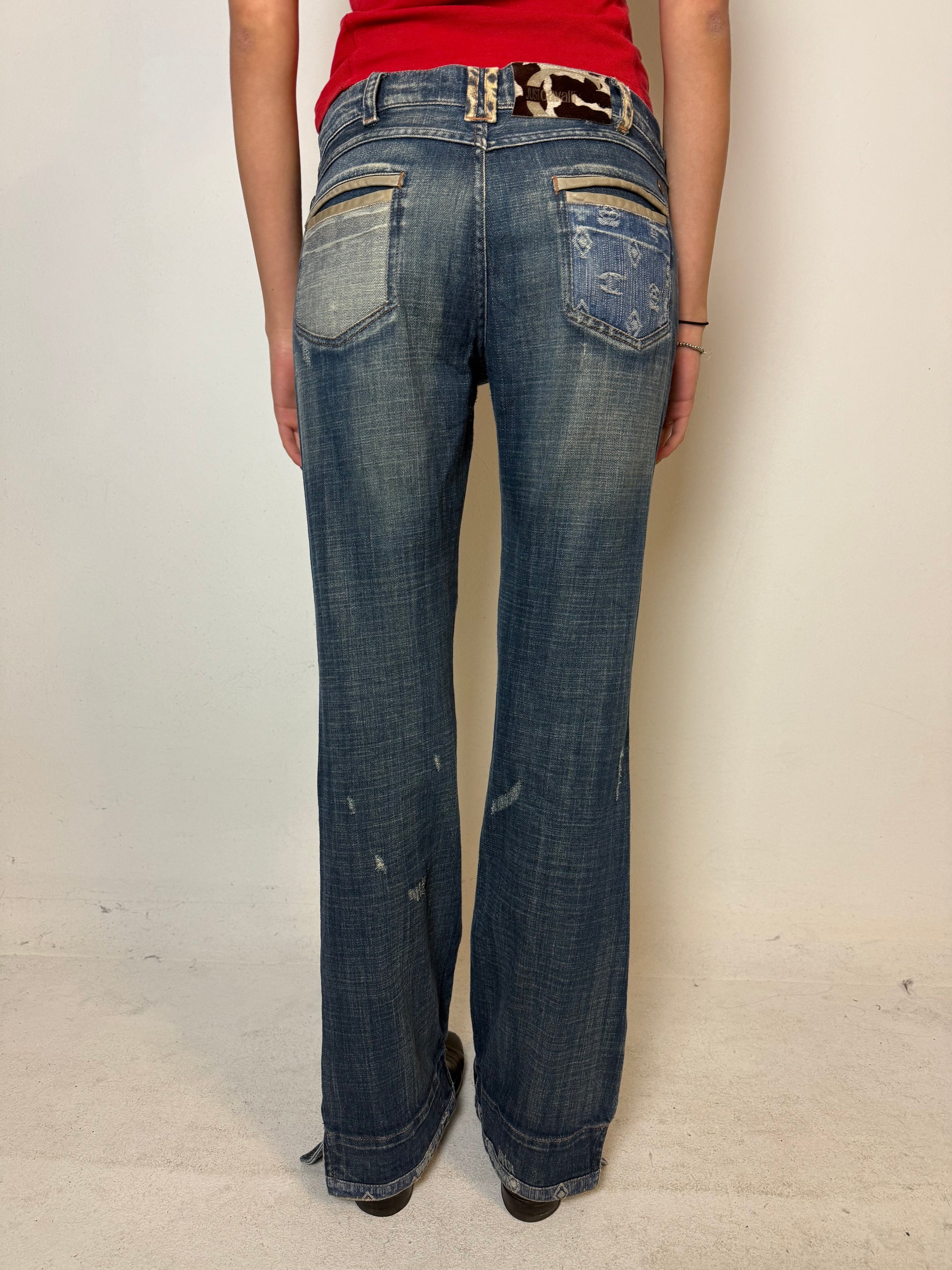 Low waist Cavalli jeans straight leg mit blauer Waschung leicht ripped und kuhfell Details am Bund 