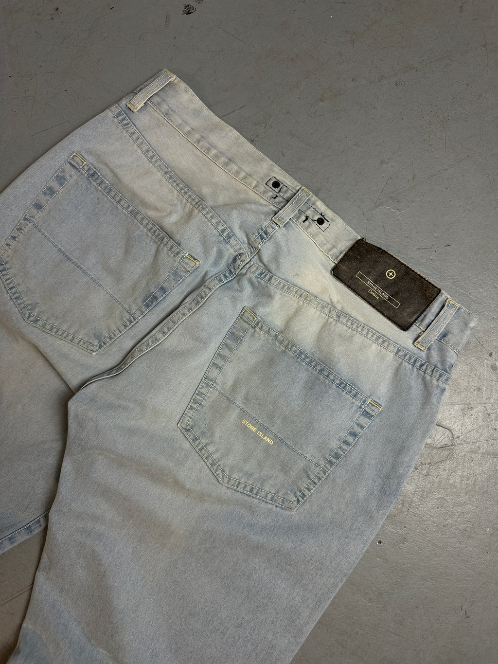 Detailliertes Produktbild von Vintage Stone Island Light Blue Denim M/L von hinten