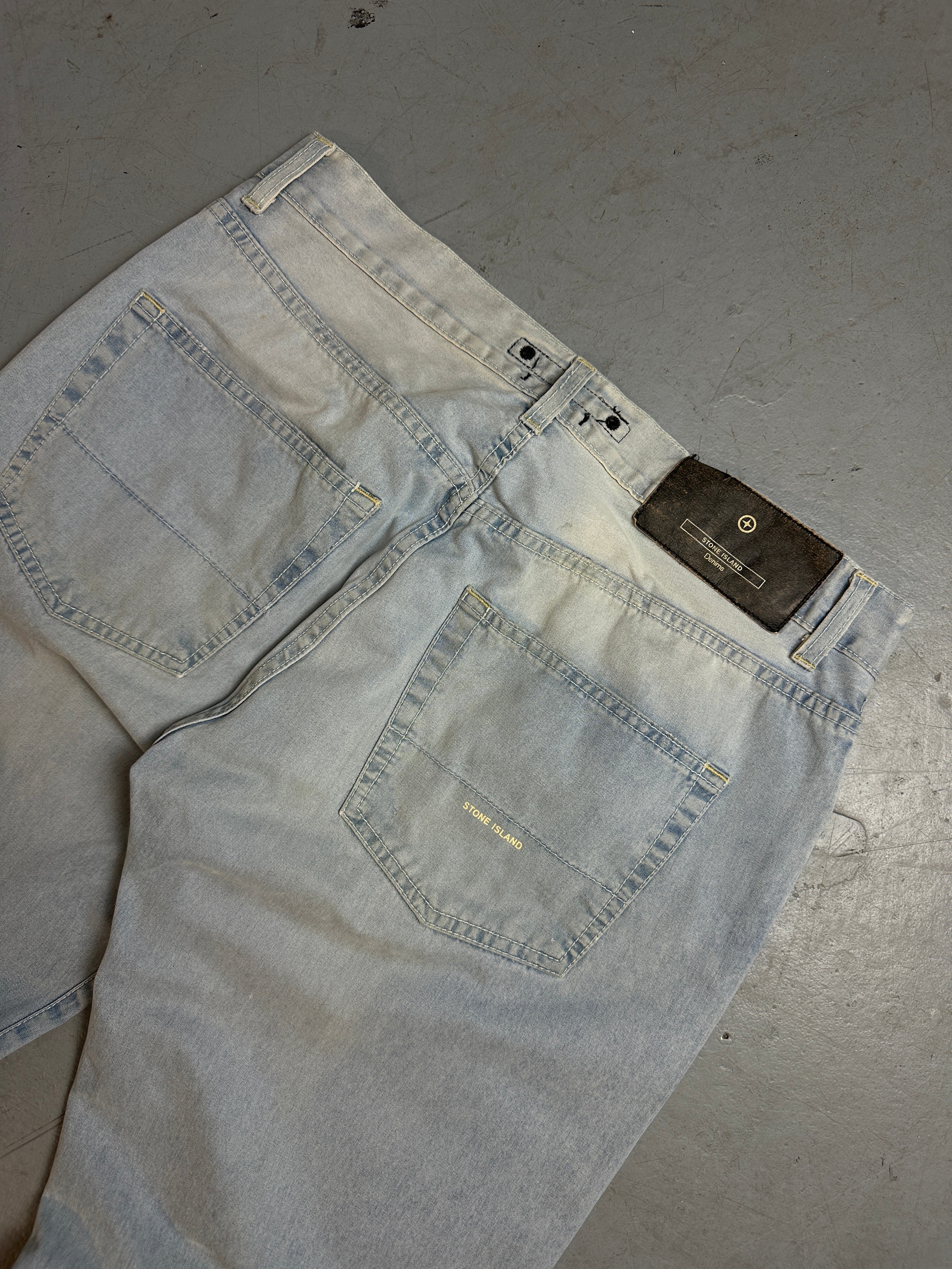 Detailliertes Produktbild von Vintage Stone Island Light Blue Denim M/L von hinten