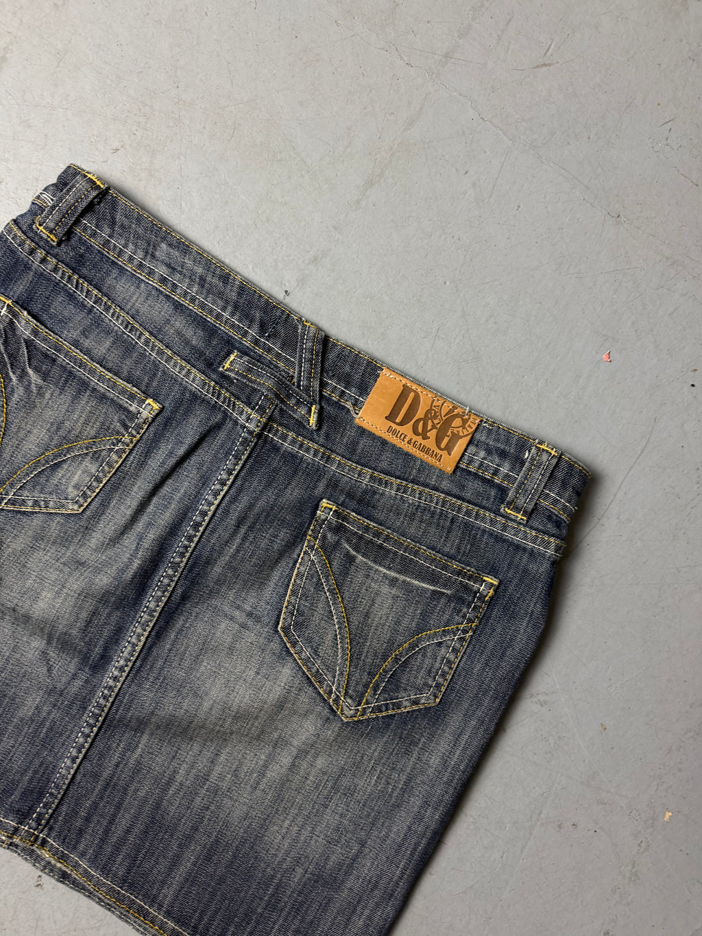 Detailliertes Produktbild von Vintage Dolce&Gabbana Denim Mini Skirt S/M von hinten