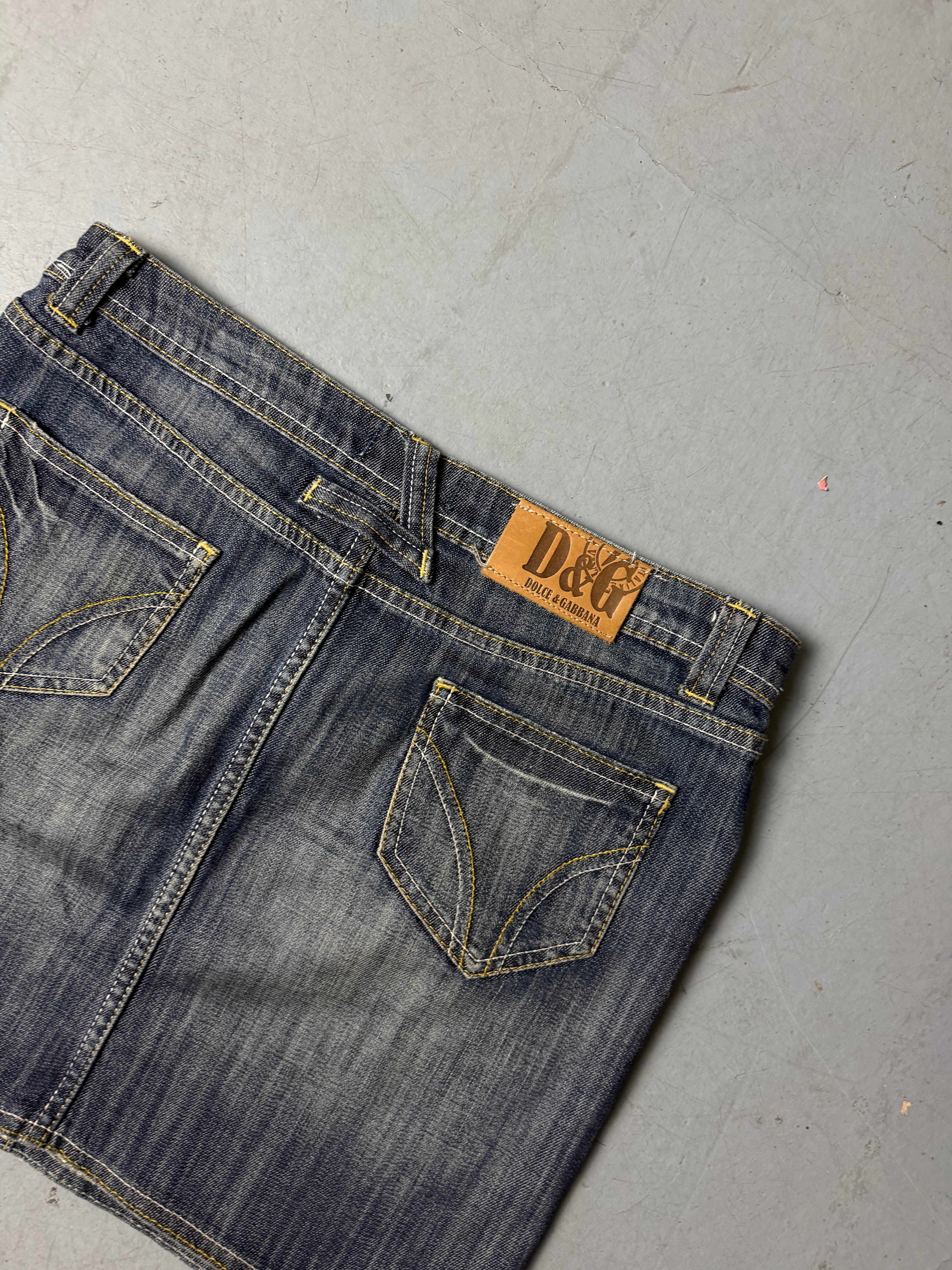 Detailliertes Produktbild von Vintage Dolce&Gabbana Denim Mini Skirt S/M von hinten