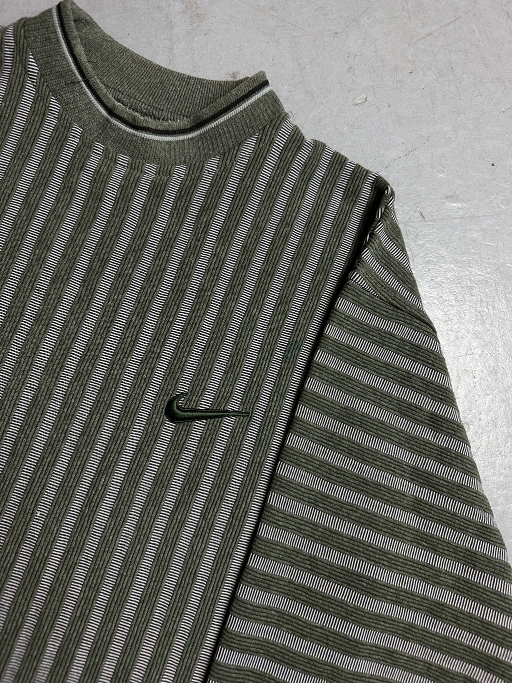 Detailbild von Vintage Nike Green Striped Sweater von vorne