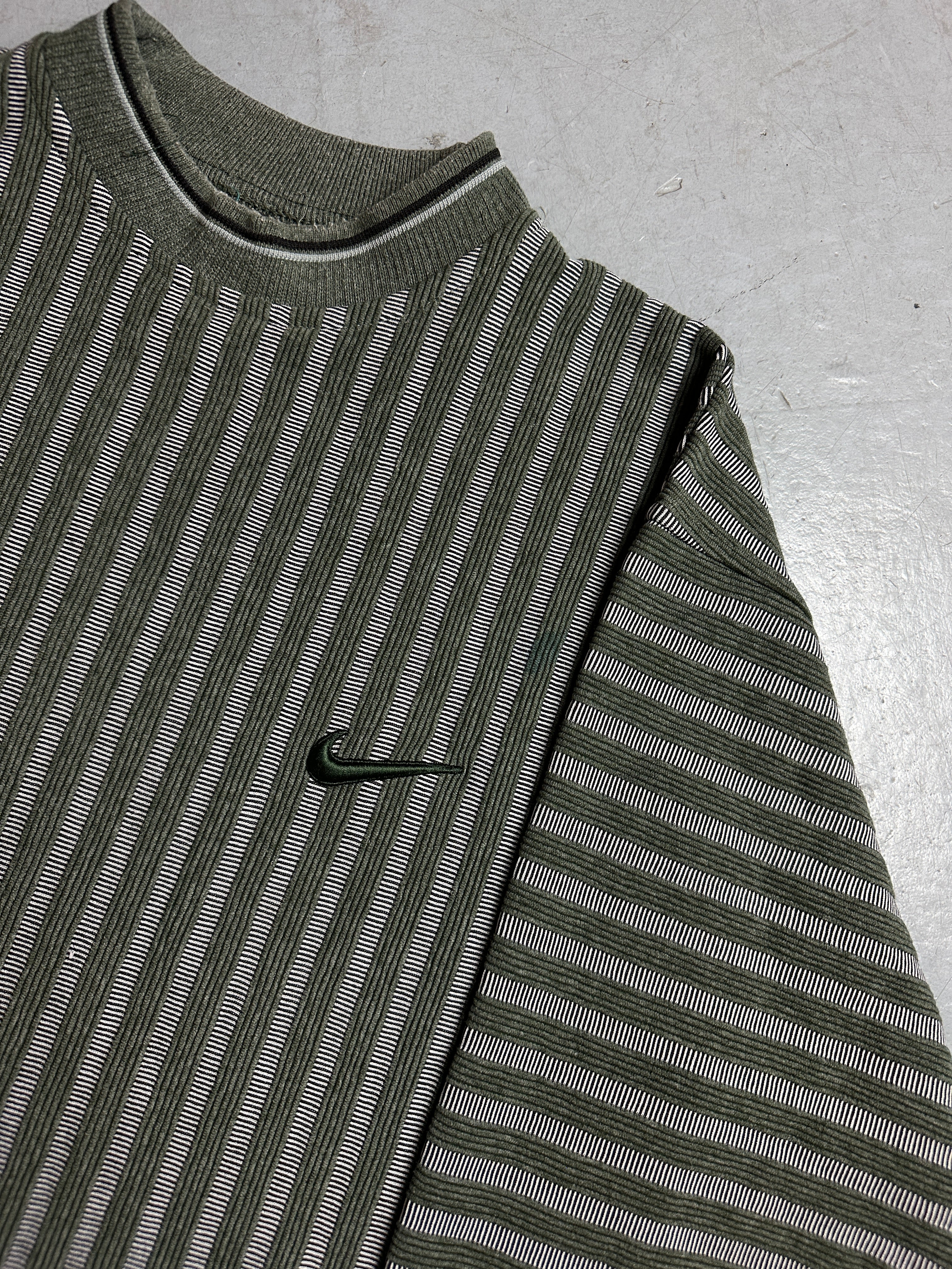 Detailbild von Vintage Nike Green Striped Sweater von vorne