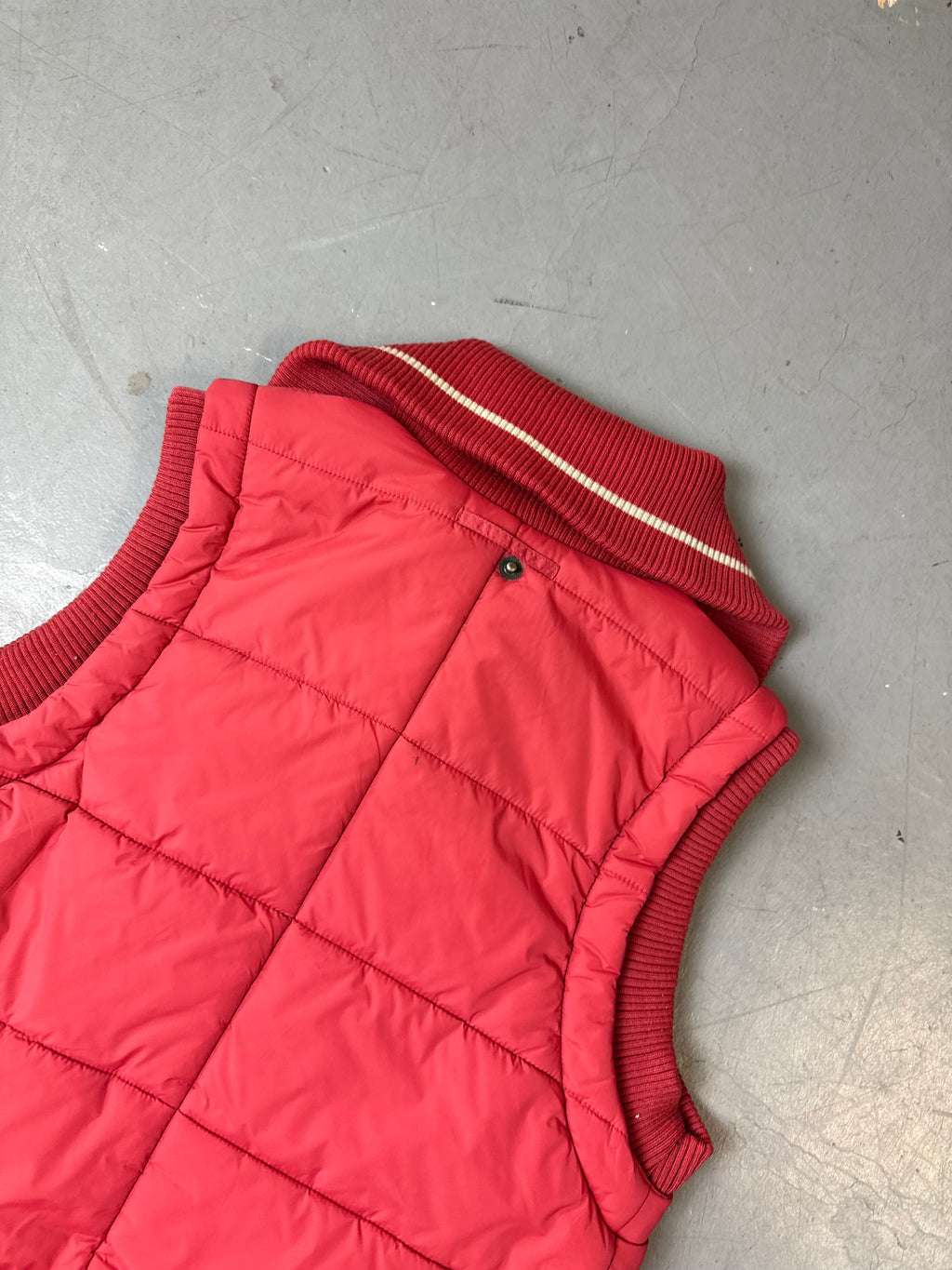 Detailliertes Produktbild von Vintage Diesel Coral Puffer Vest M/L von hinten
