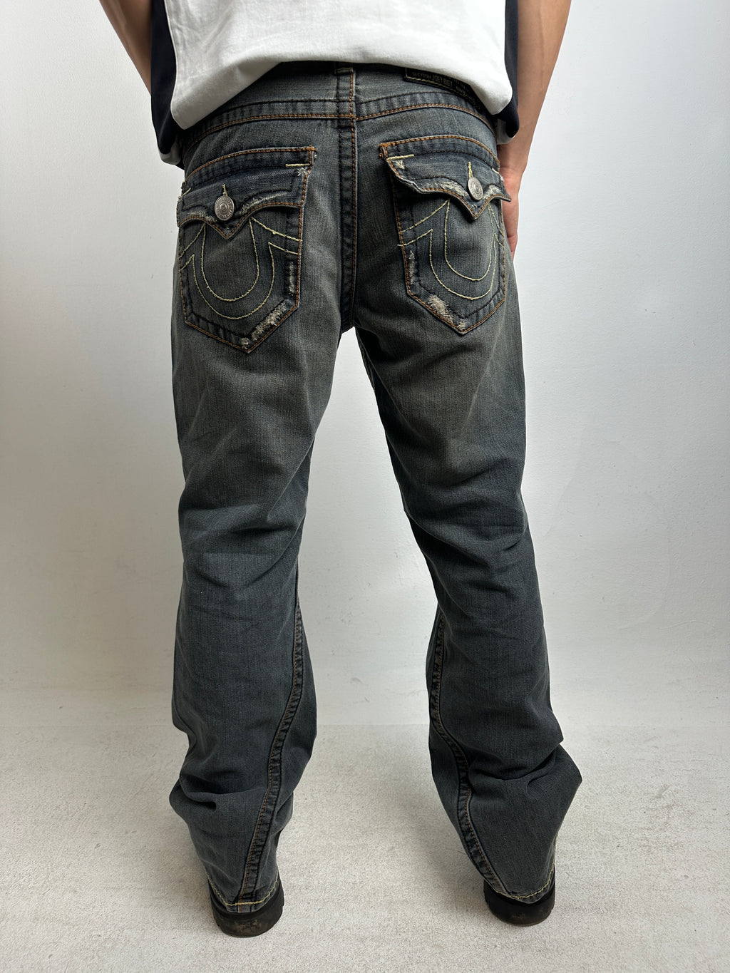 Tragebild von Vintage Grey Ripped & Flared True Religion S/M von hinten