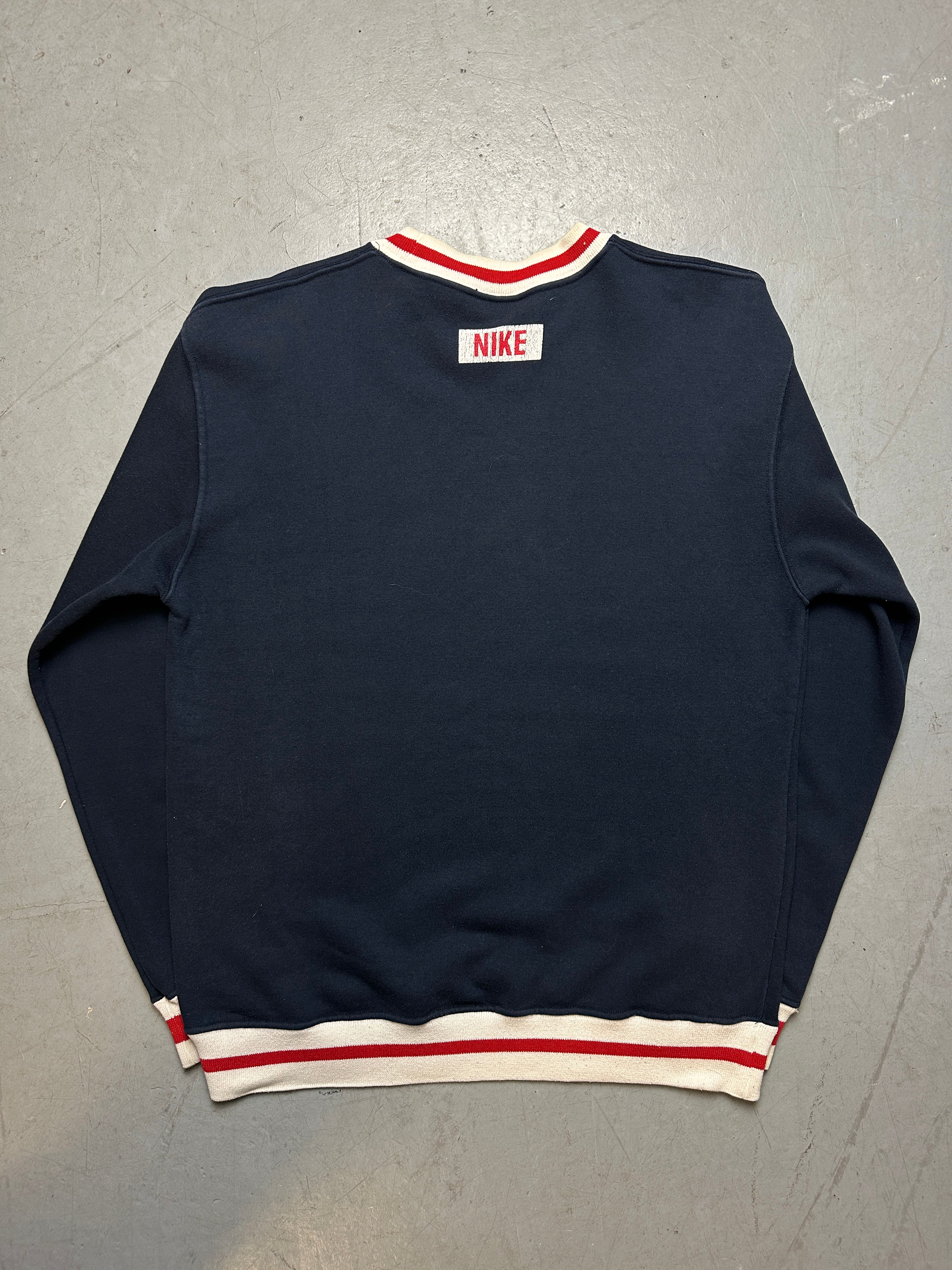 Produktbild von einem Vintage Nike Dark Blue Sweater von hinten