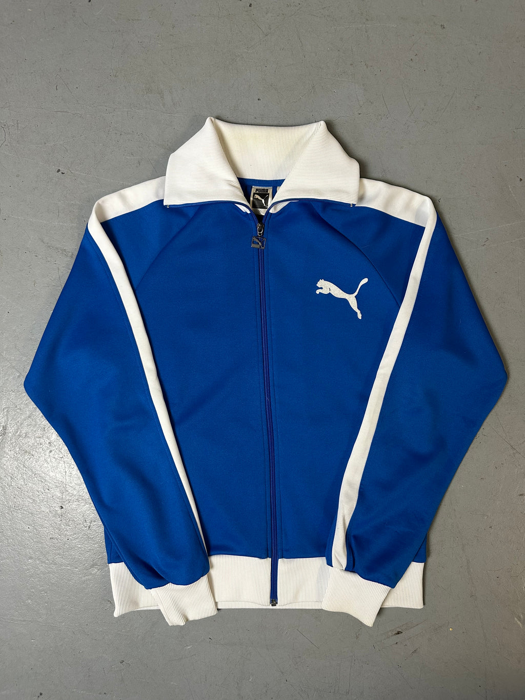 Ein Blau weißes Set von Puma bestehend aus Trackjacke und Trackpants in M/L