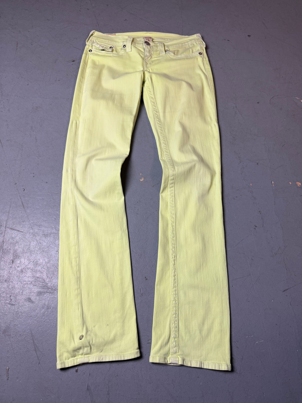 Produktbild von einer Vintage True Religion Yellow Straight Leg Denim von vorne