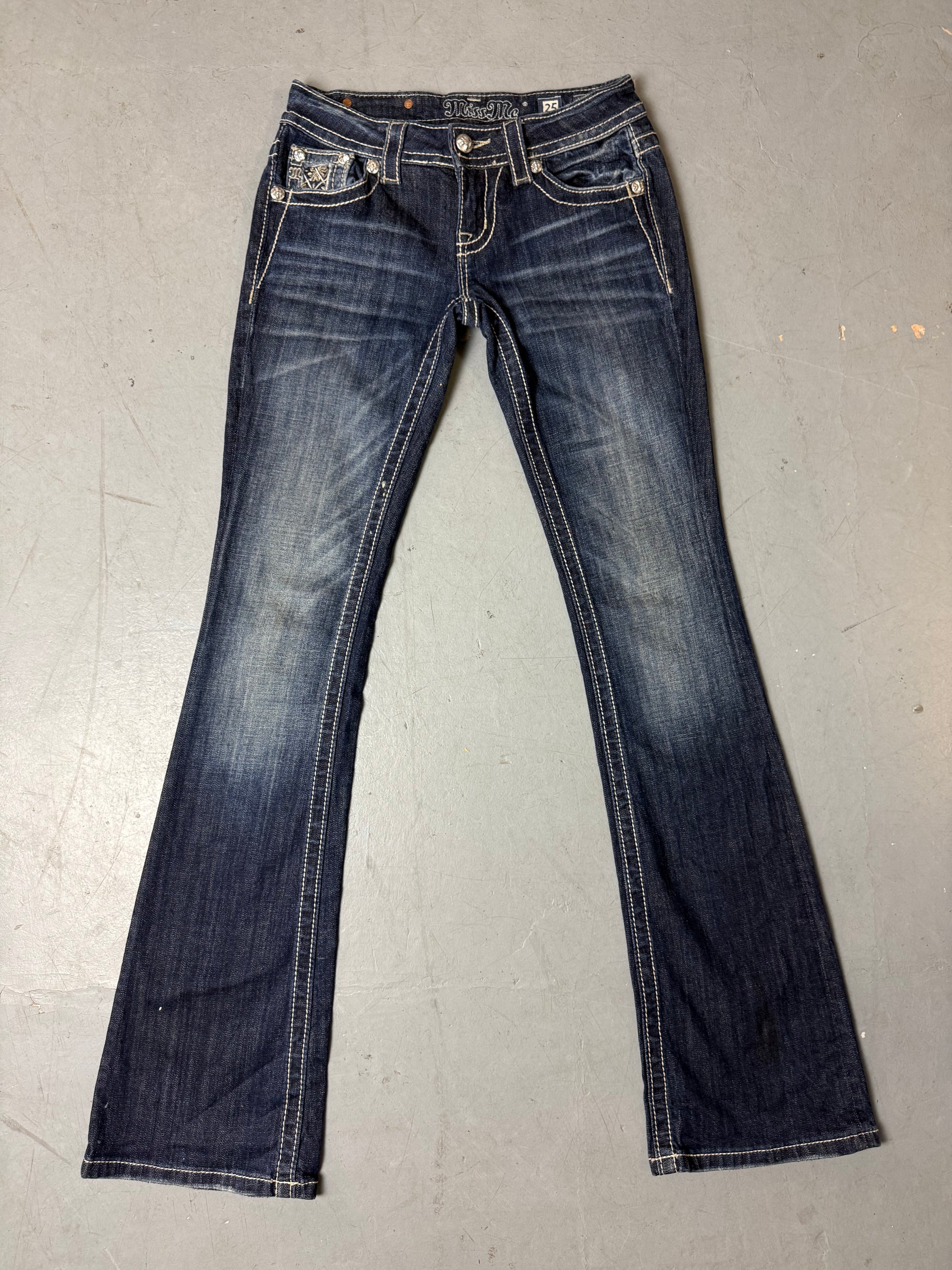 Produktbild von Vintage Miss Me Dark Blue Glitter Flower Bootcut Denim von vorne 