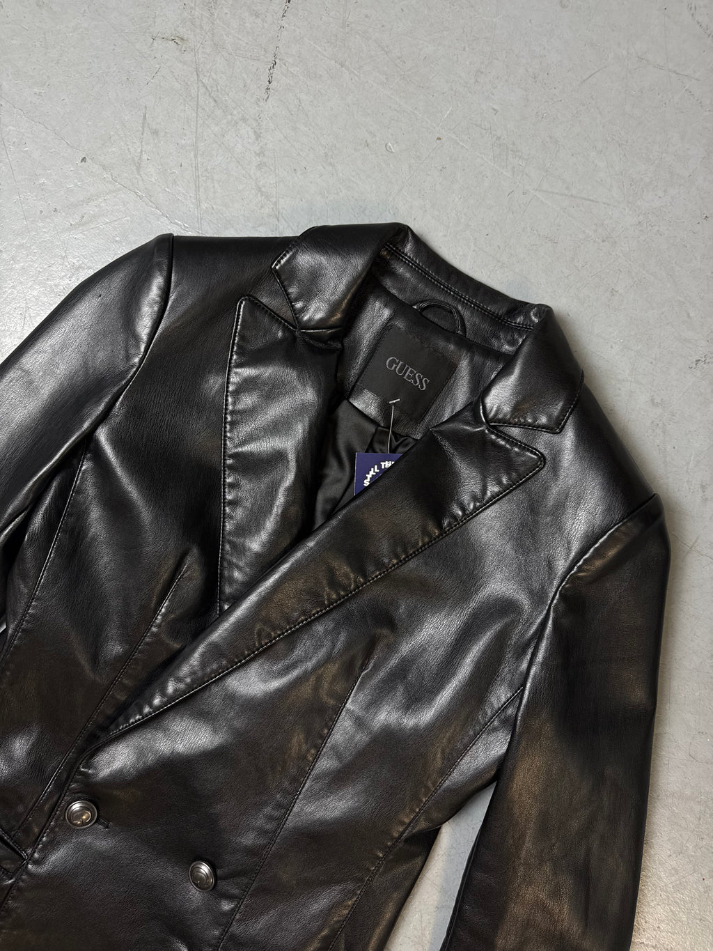 Ein schwarzer faux Leder Blazer von Guss vintage Y2K 