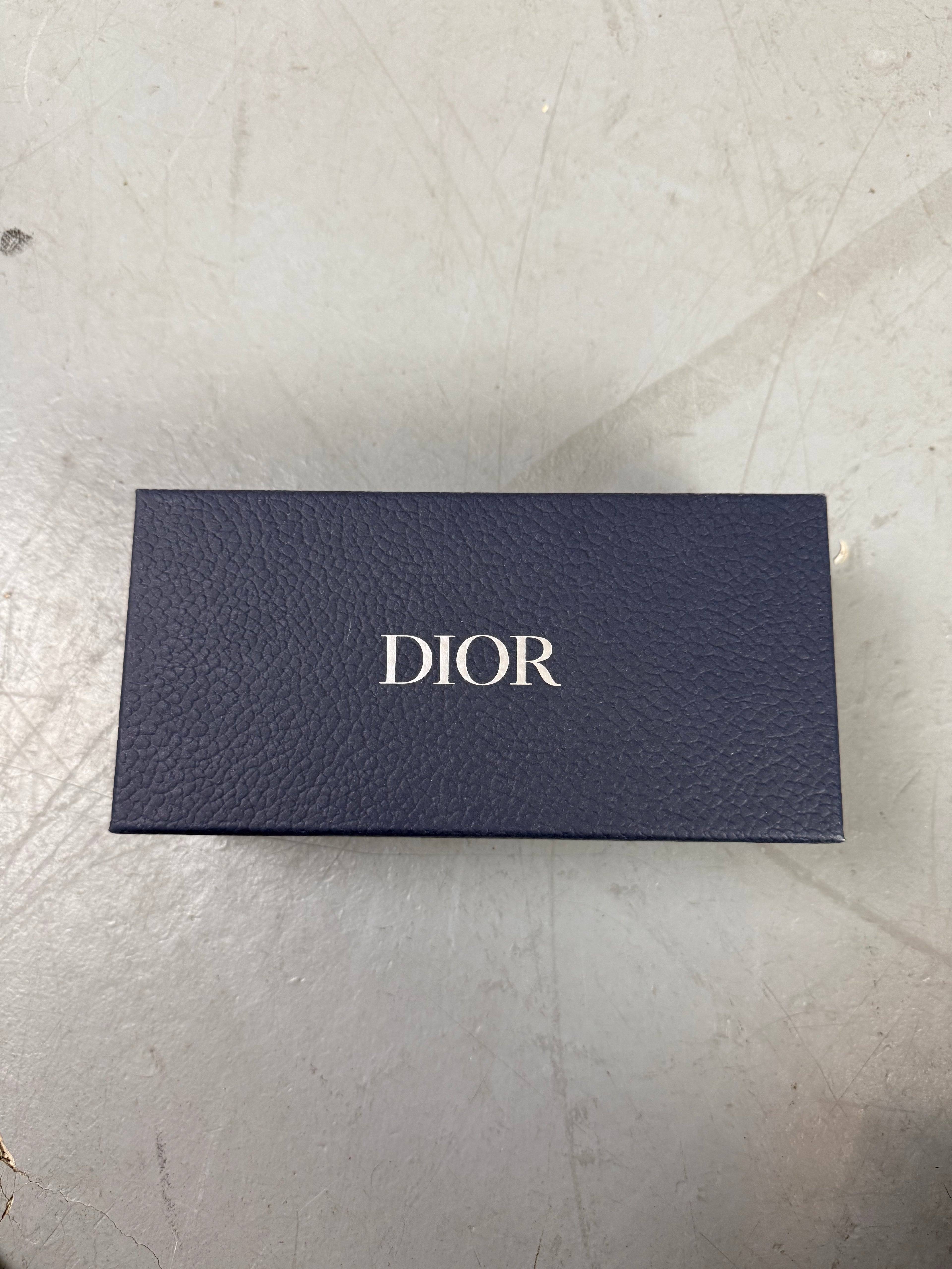 Eine schwarze Sonnenbrille von Dior mit dünnen Bügeln und die Gläser im cateye look 