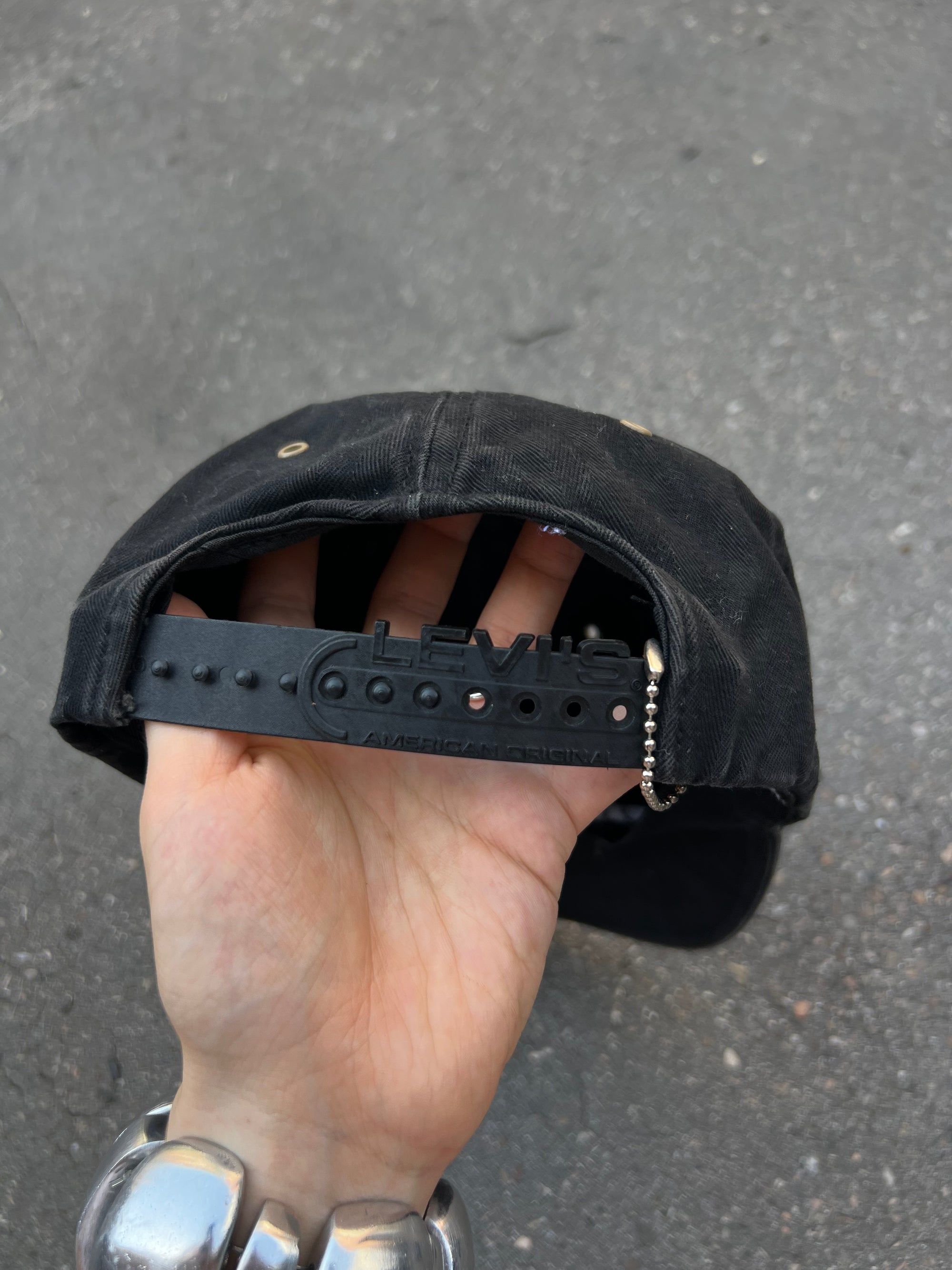 Eine schwarze Levi’s Cap mit dem Logo an der Seite und verstellbarer Schlaufe 