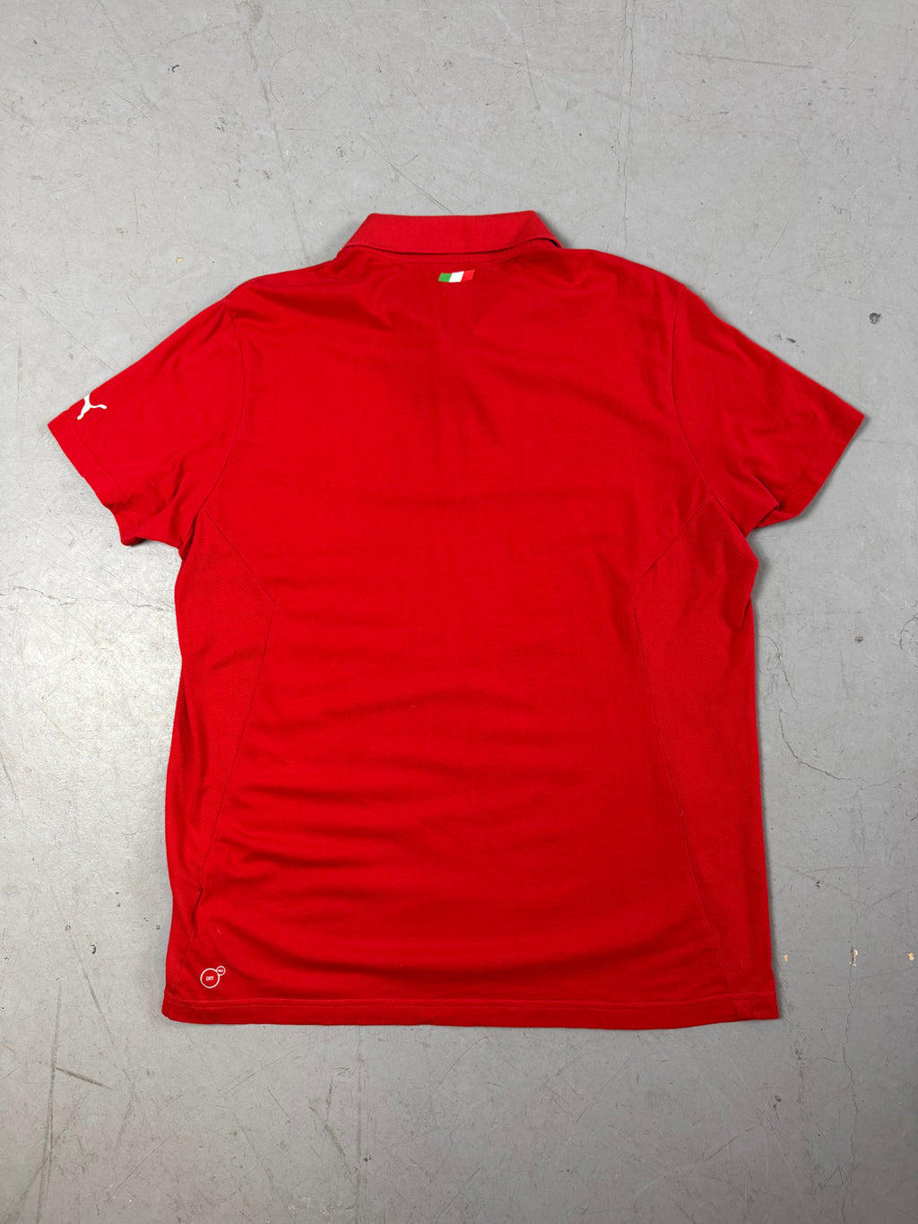Produktbild von einem Vintage Puma Ferrari Red Polo T-Shirt von hinten