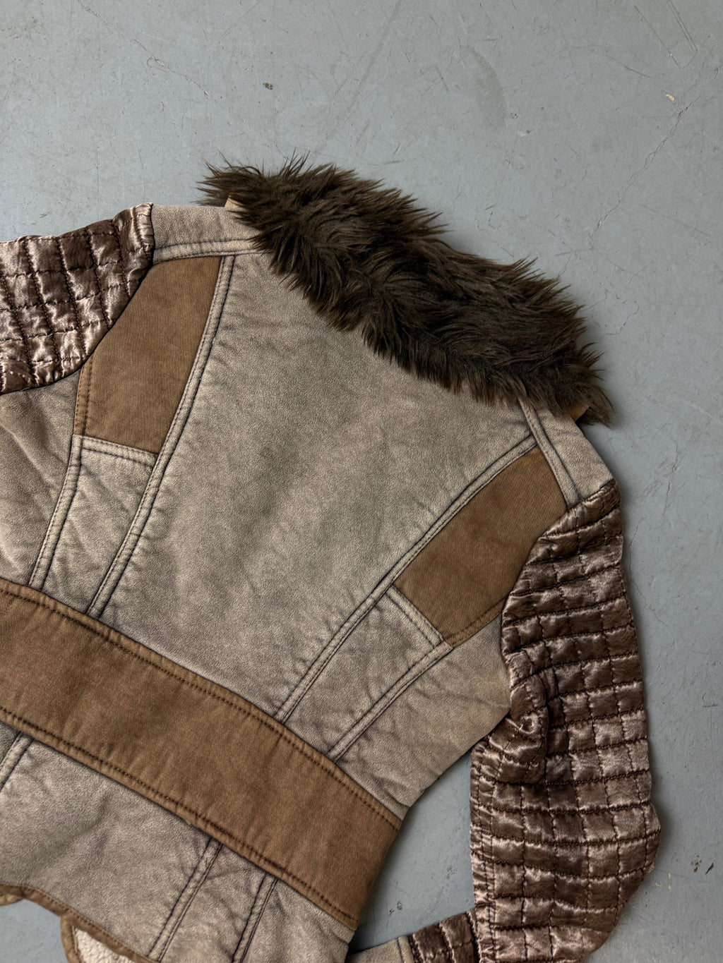 Vintage Roberto Cavalli Angels Leather Jacket with Faux Fur getragen vor grauem Hintergrund