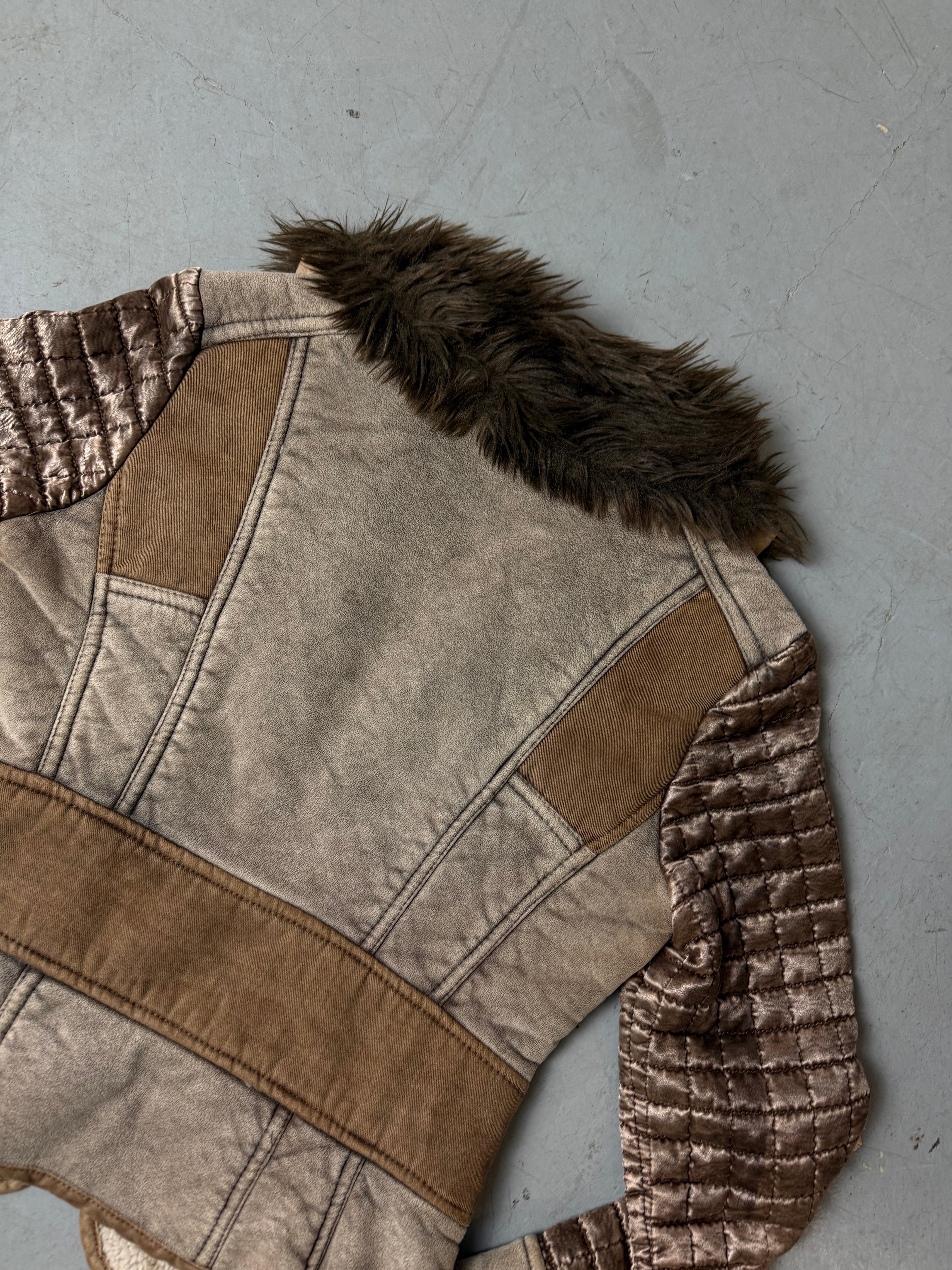 Vintage Roberto Cavalli Angels Leather Jacket with Faux Fur getragen vor grauem Hintergrund