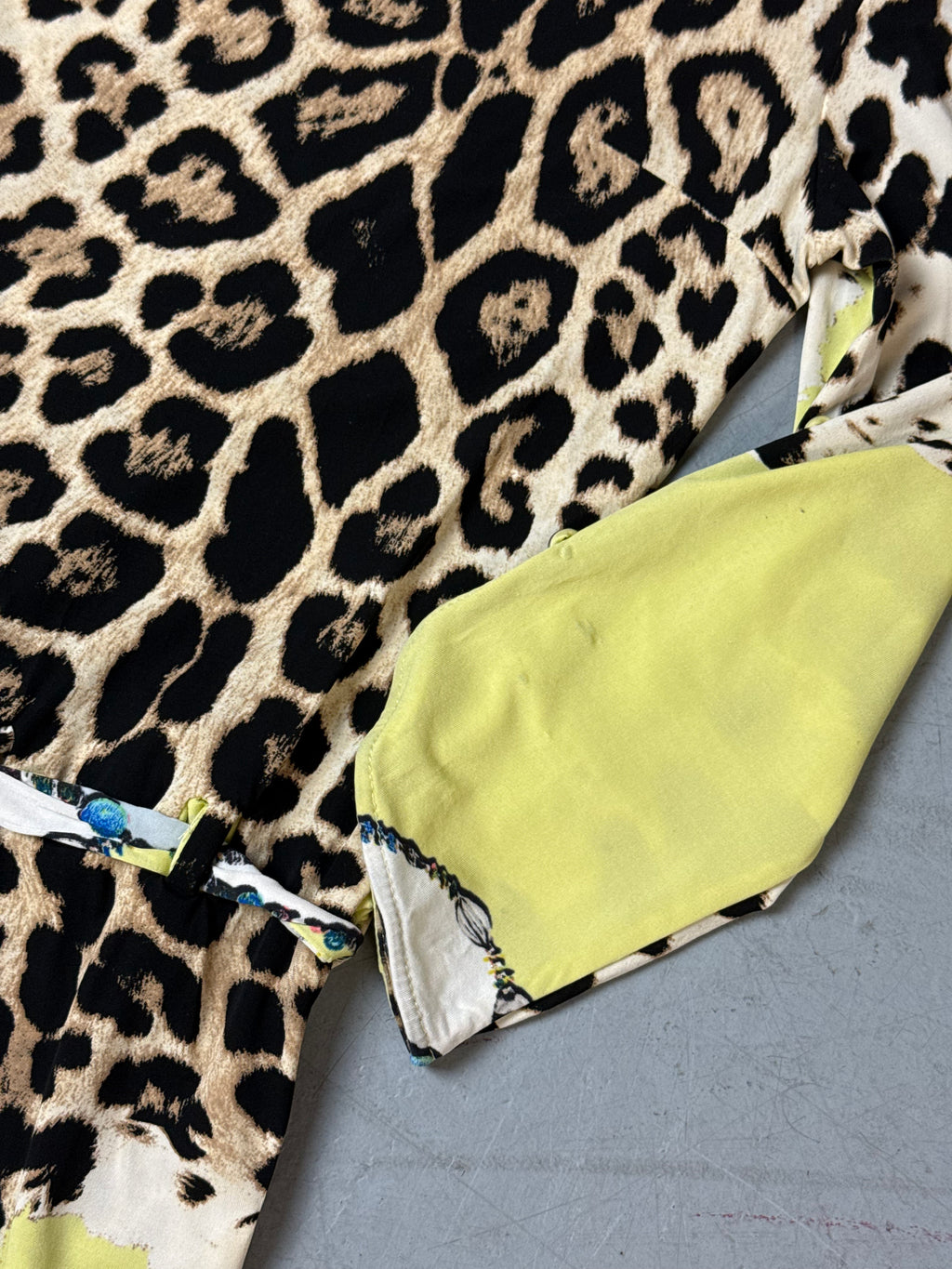 Detailbild von Vintage Roberto Cavalli Yellow Leopard Print Dress M von Ärmel 