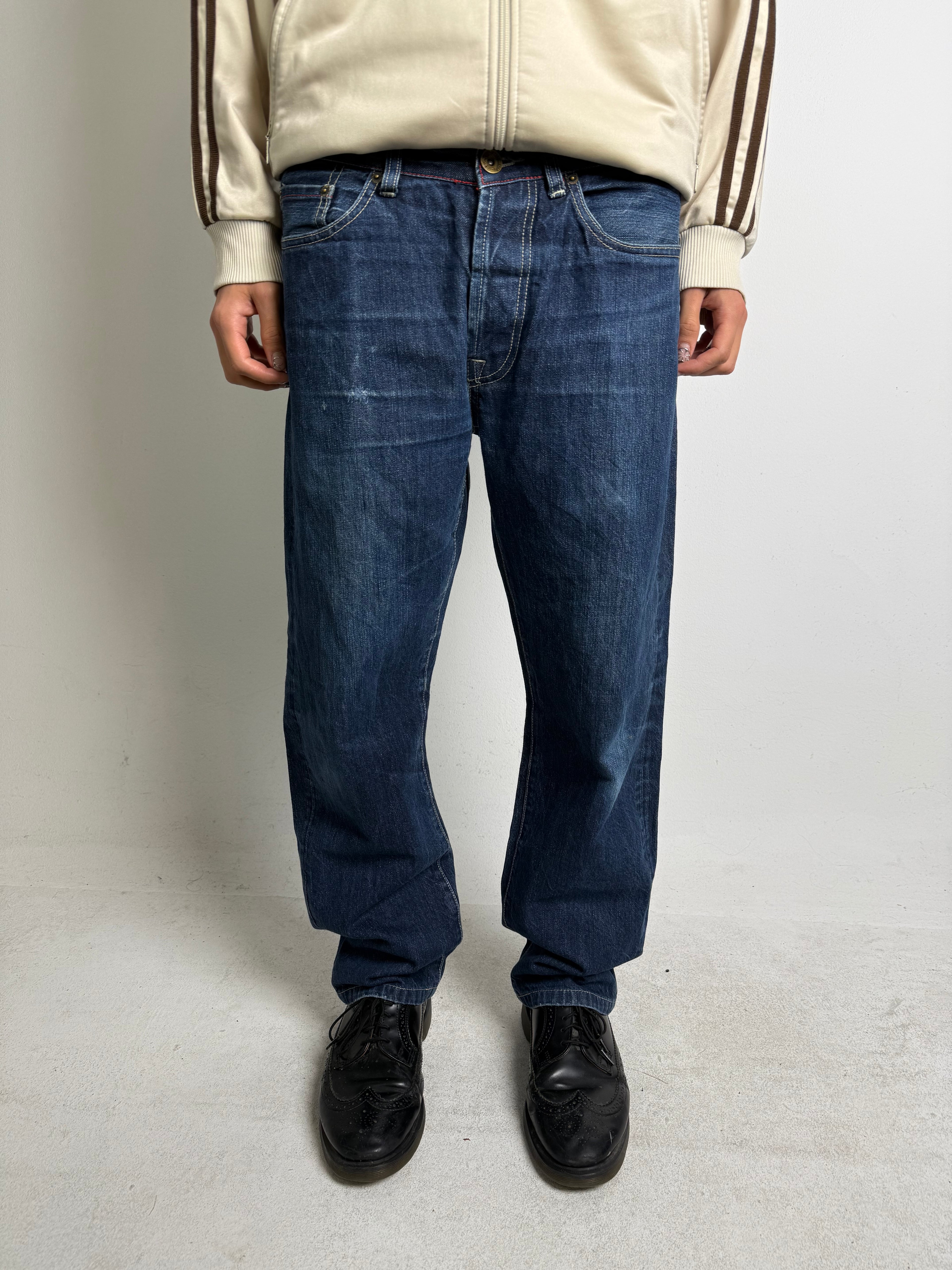 Tragebild von einer Vintage Ed Hardy Dark Blue Baggy Denim von vorne