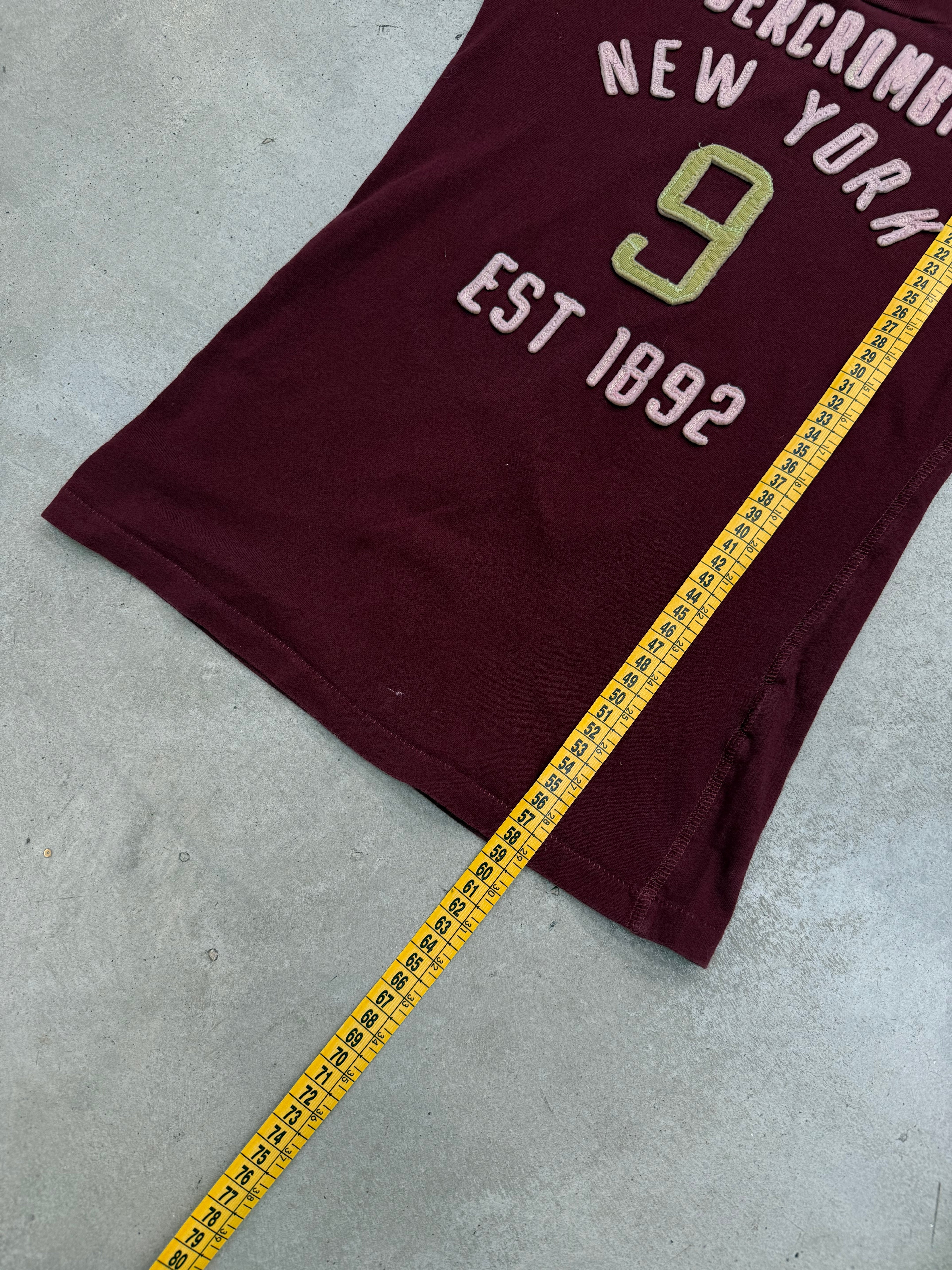 Vintage Abercrombie New York Bordeaux T-Shirt für Damen. Y2K Second Hand 2000s Fashion