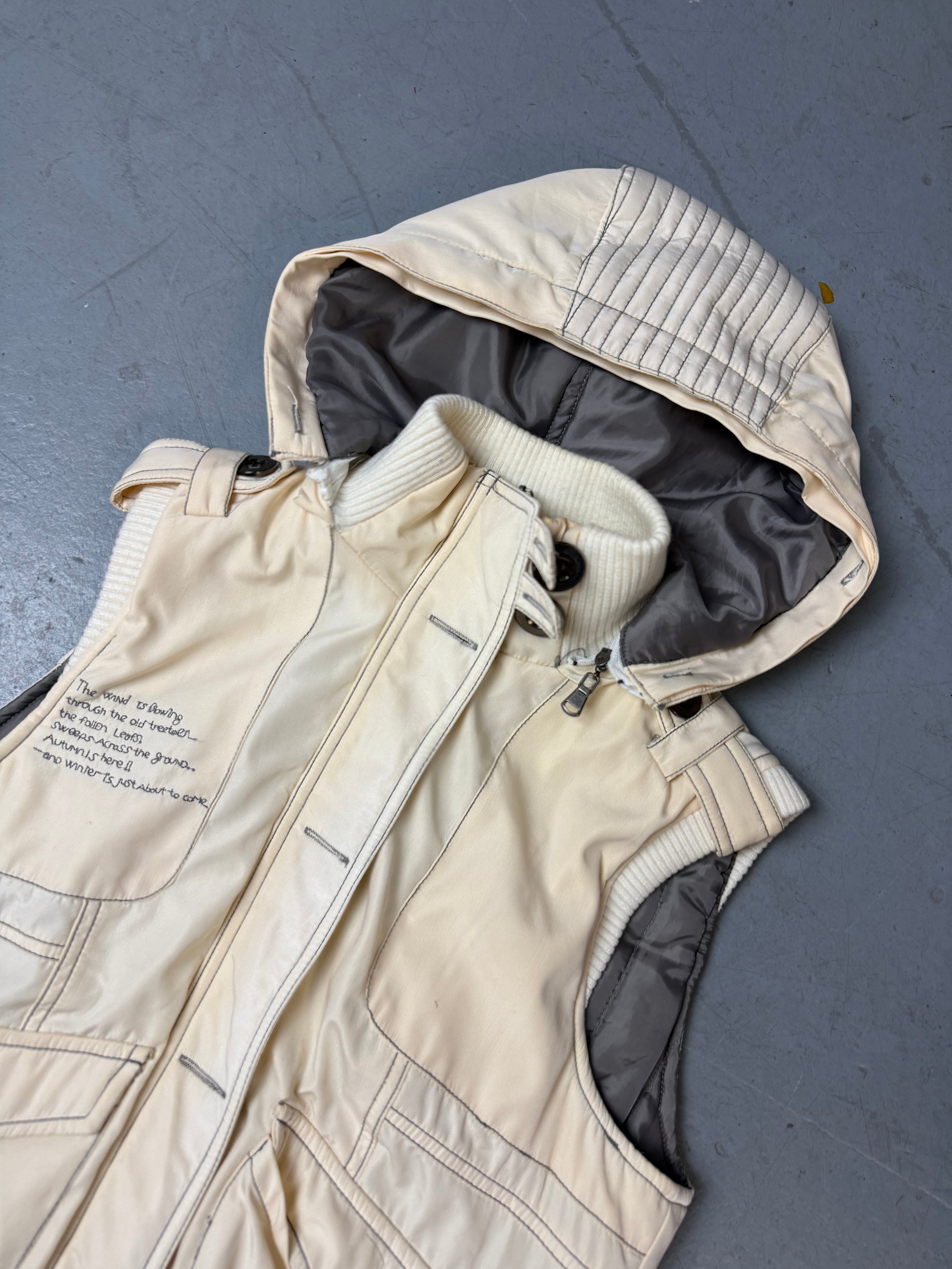 Detailbild von Vintage Beige Gorpcore Hooded Puffer Vest von vorne