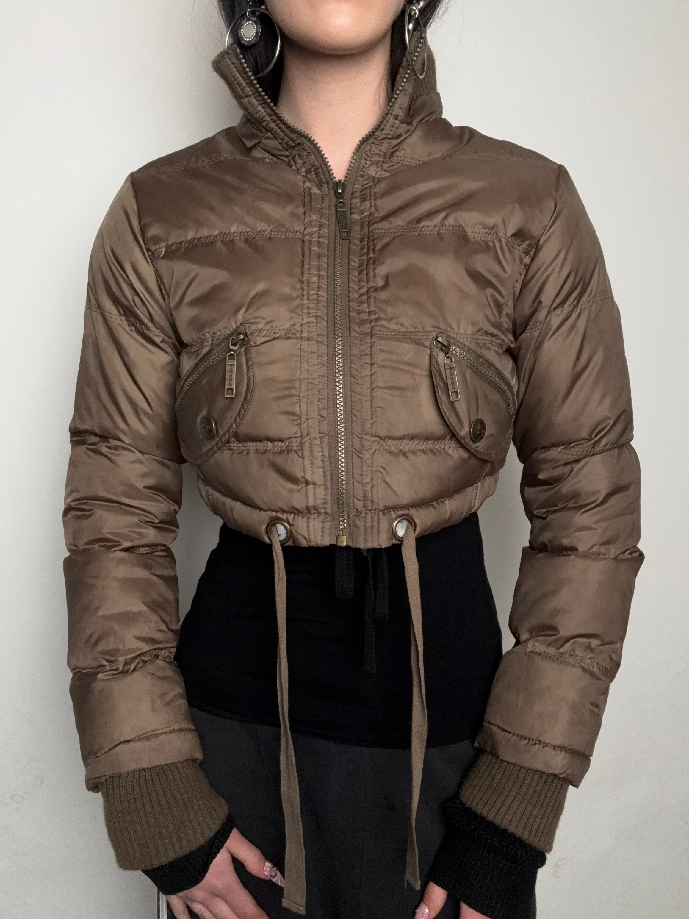 Vintage Brown Super Cropped Puffer Jacket für Damen. Y2K Second Hand 2000s Fashion