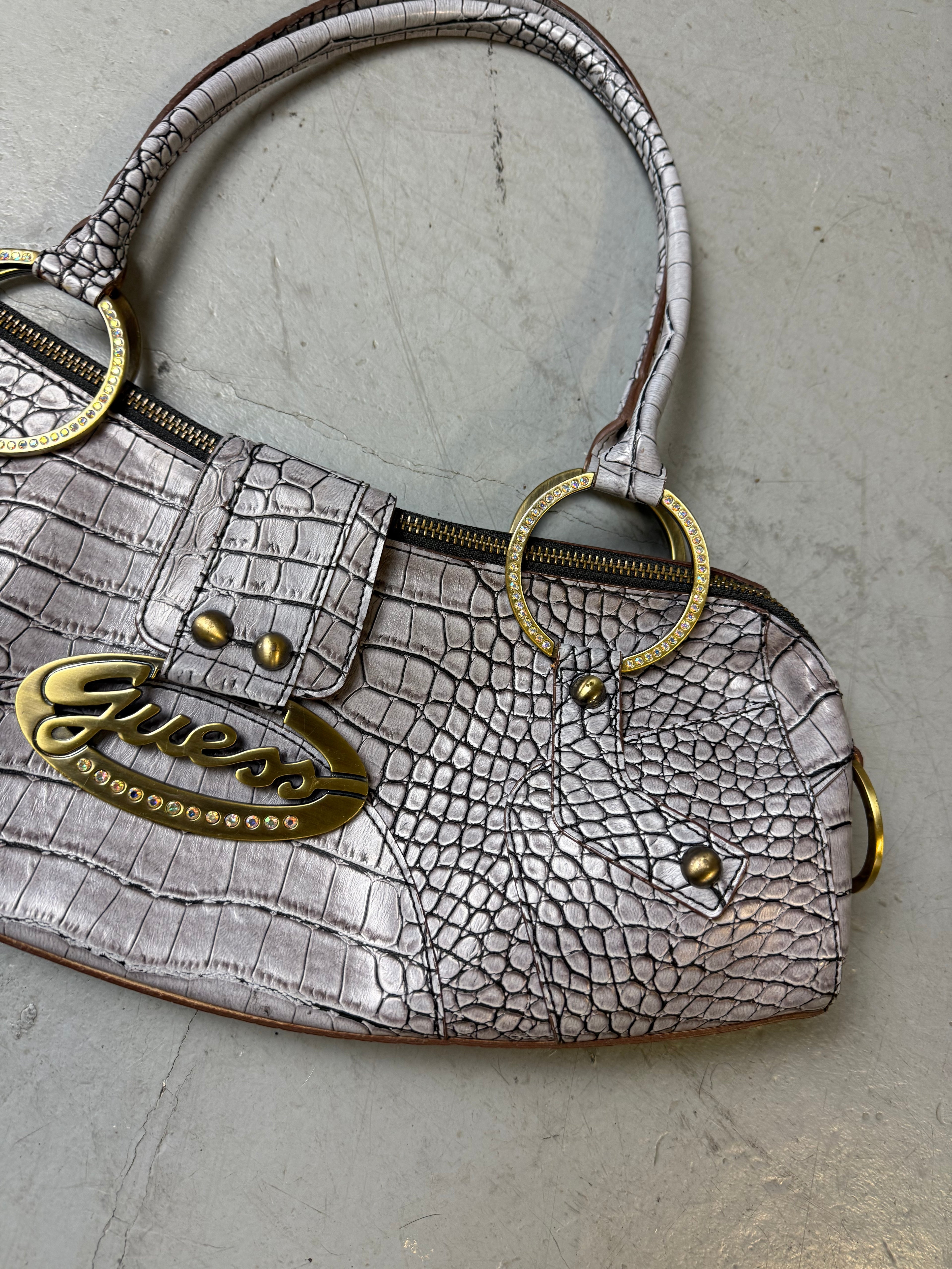 Detailbild von einer Vintage CNTY BAGS Guess Grey Crocodile Optic Baguette Bag von vorne