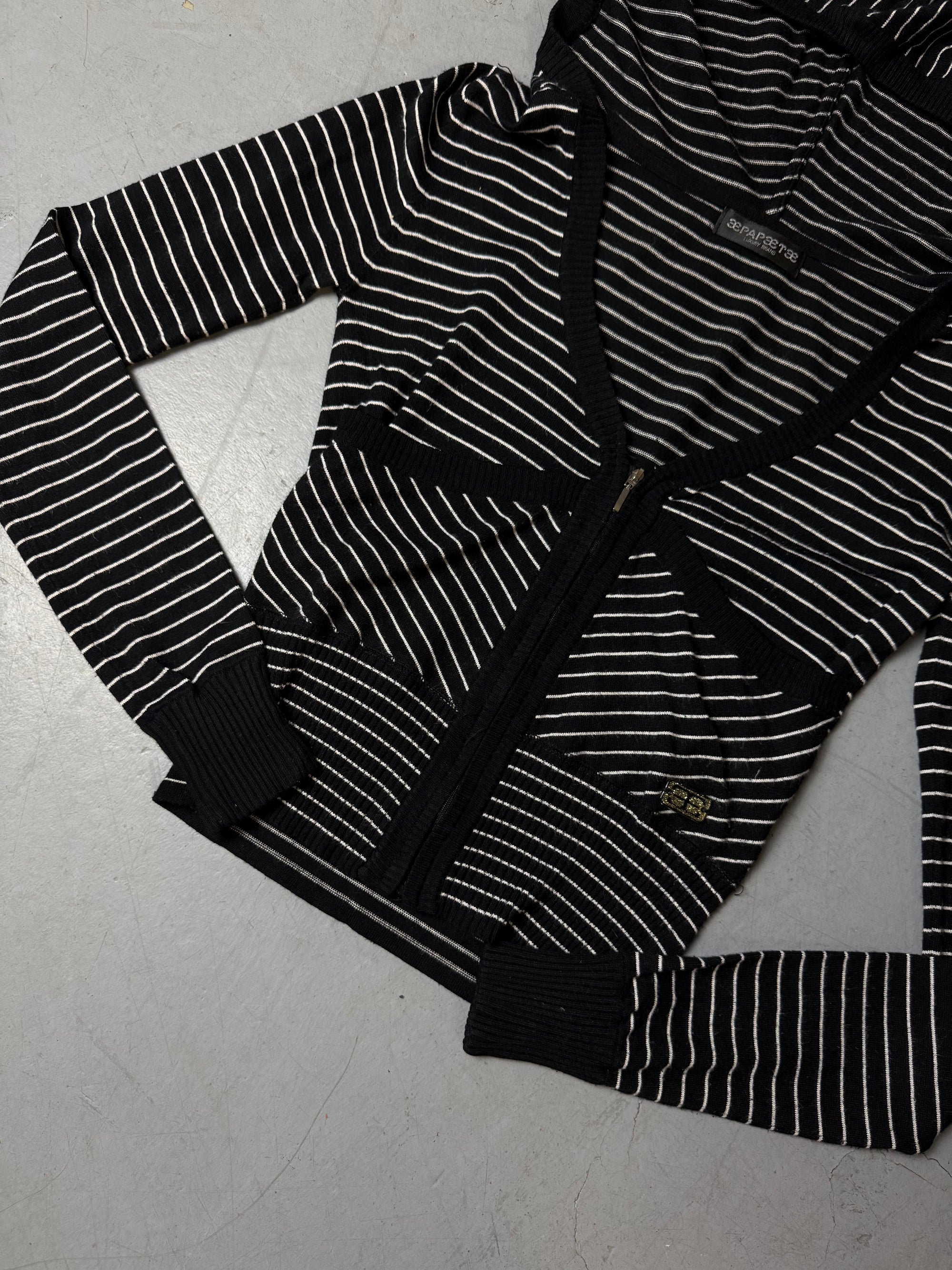 Ein schwarz weiß gestreifter zip hoodie slimfit mit tiefem Ausschnitt y2k vintage