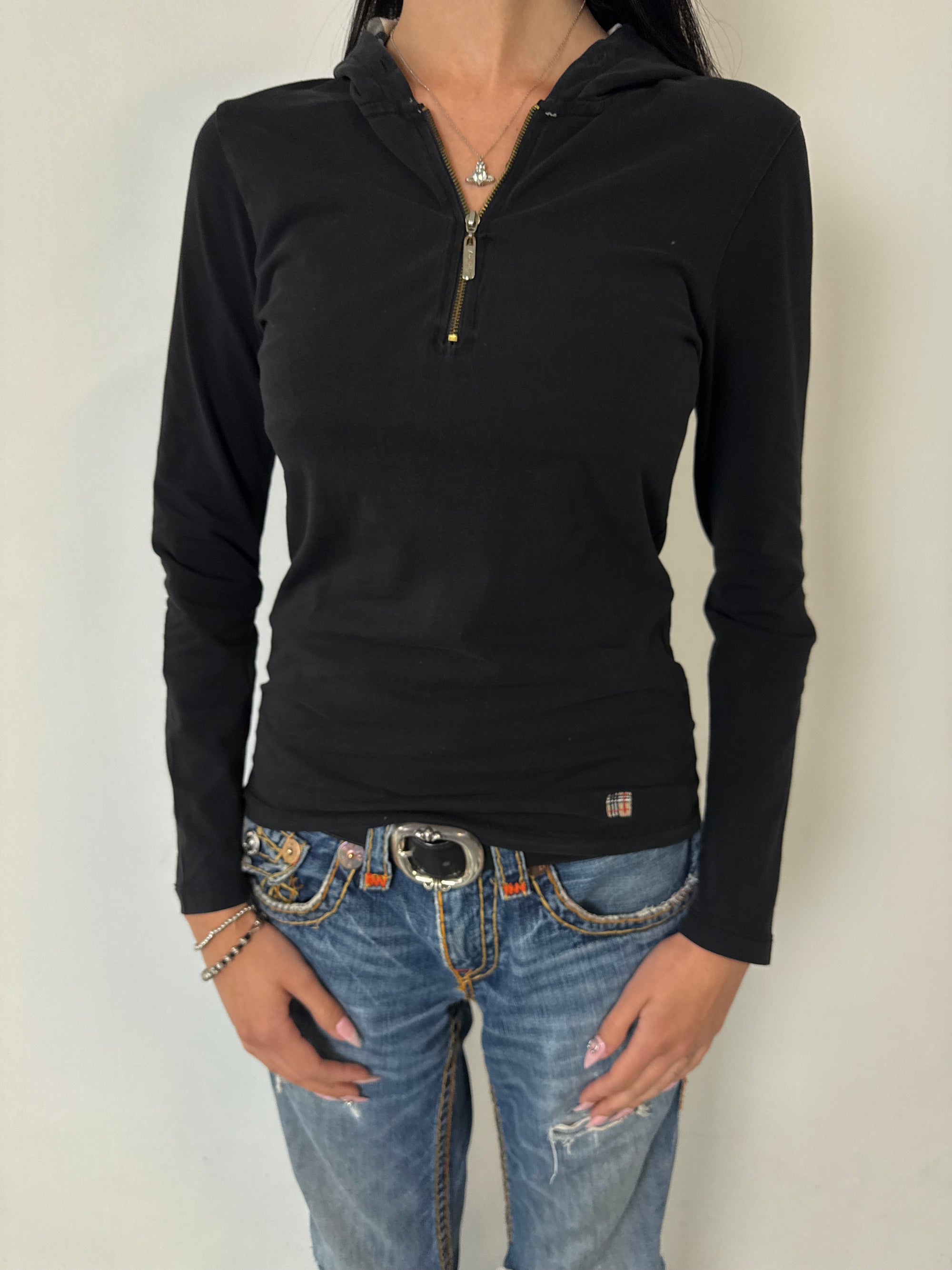 Ein schwarzes Burberry Half Zip Longsleeve mit Gold Reißverschluss und dem Burberry Muster in der Kaputze