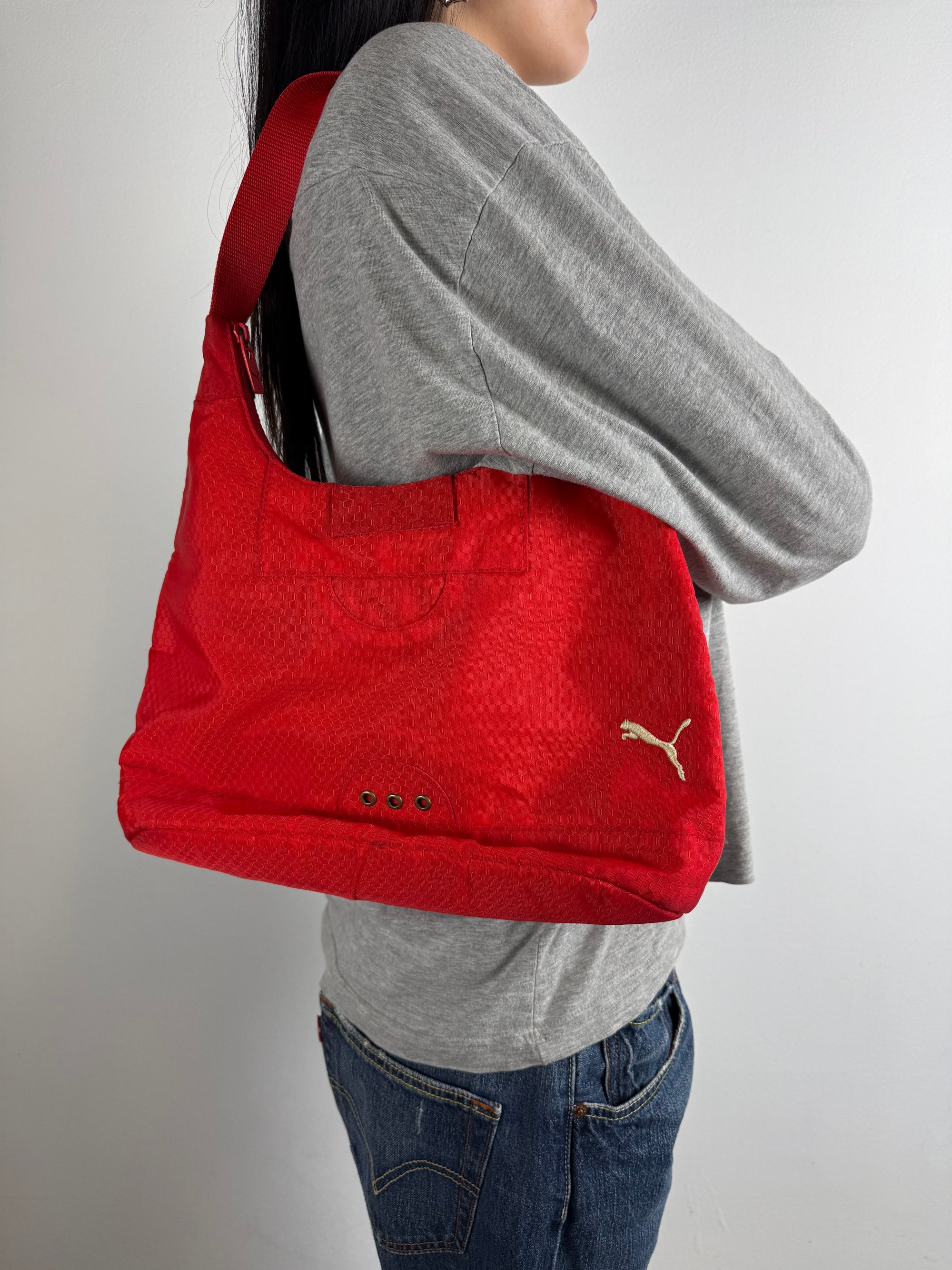 Tragebild von Vintage Puma Red Shoulder Bag von vorne