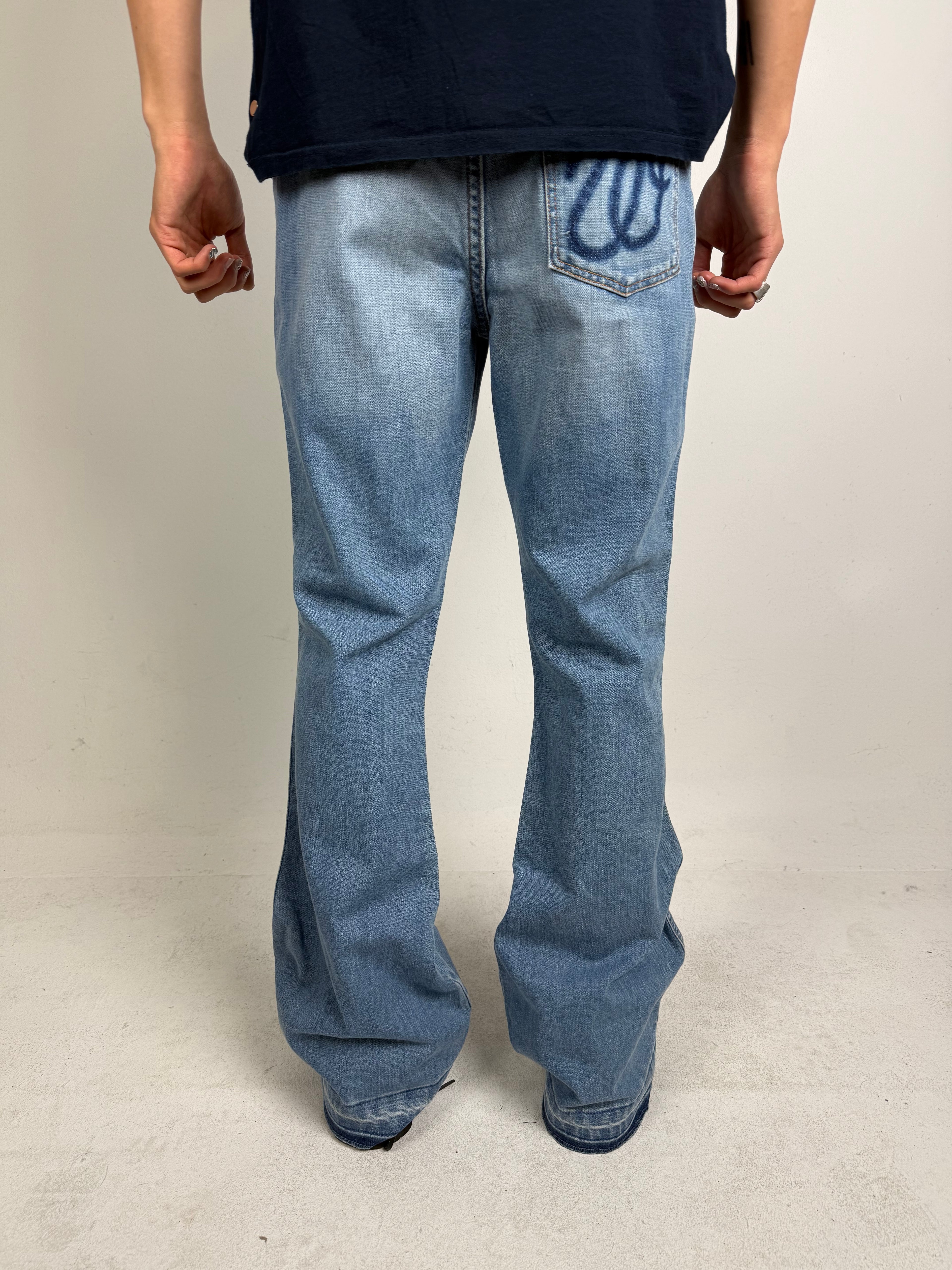 Tragebild von Vintage Wrangler Light Blue Flared Denim von Hinten