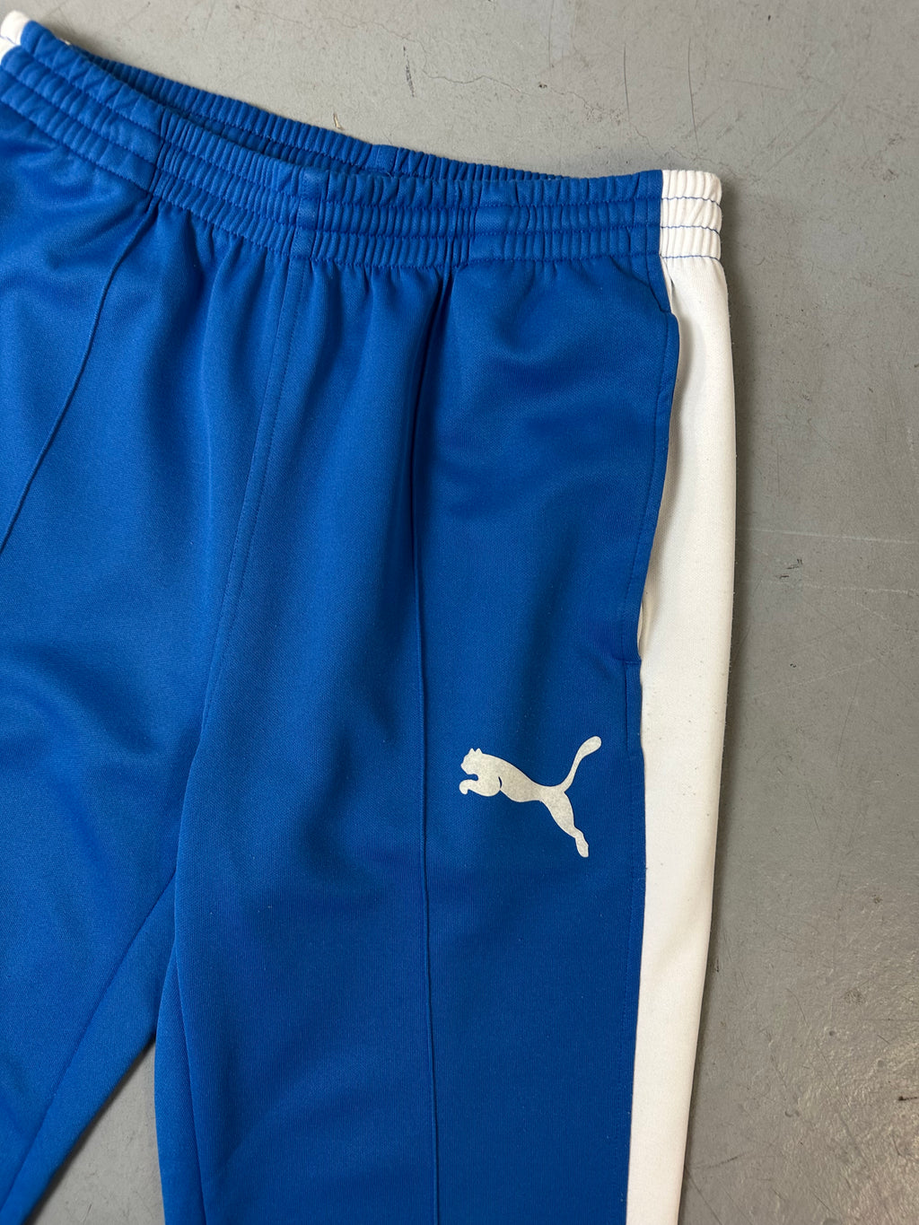 Ein Blau weißes Set von Puma bestehend aus Trackjacke und Trackpants in M/L