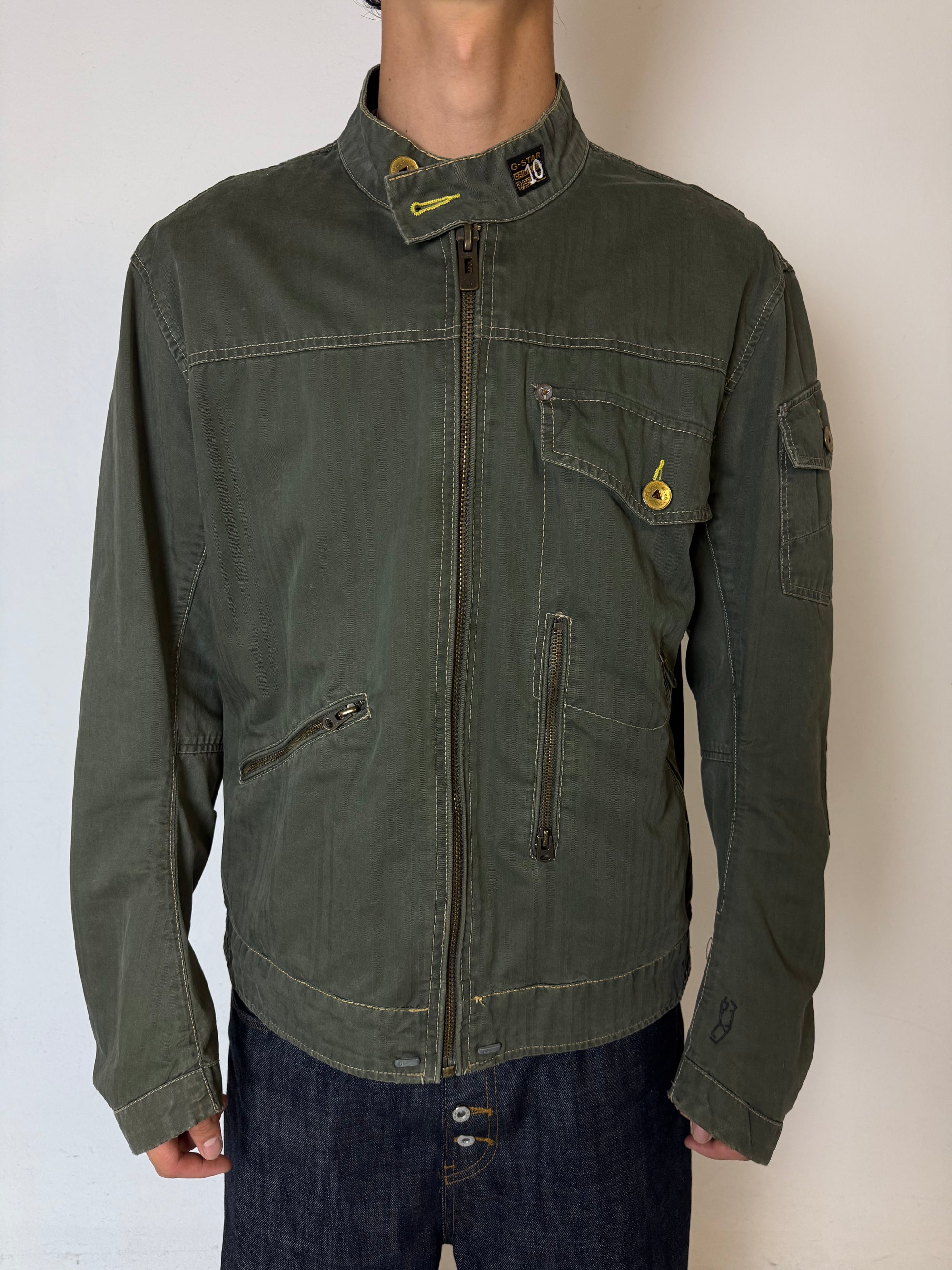 Eine dunkelgrüne Übergangsjacke von g-Star 