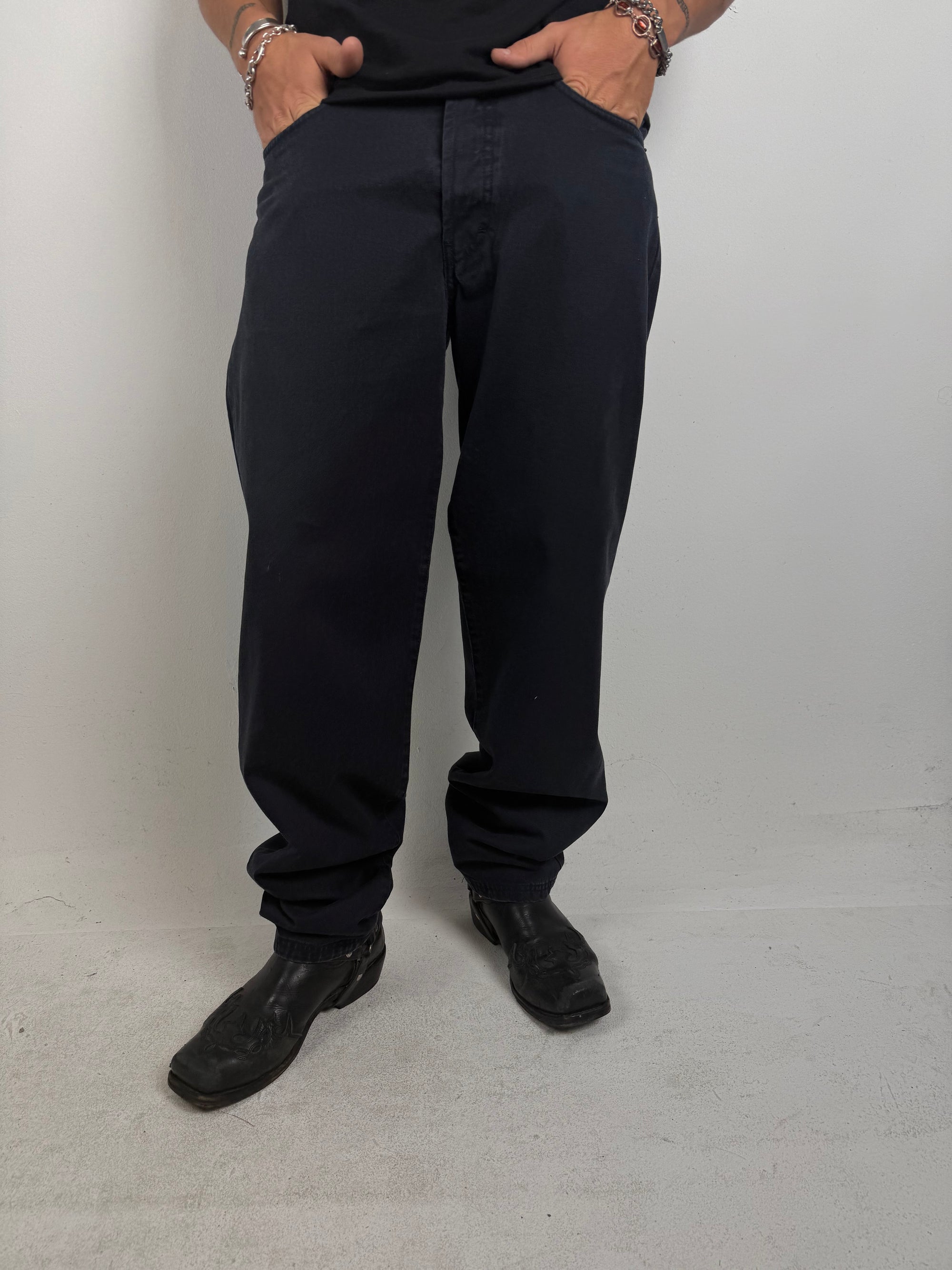 Tragebild von Vintage Diesel Saddler Super Baggy Black Jeans von vorne