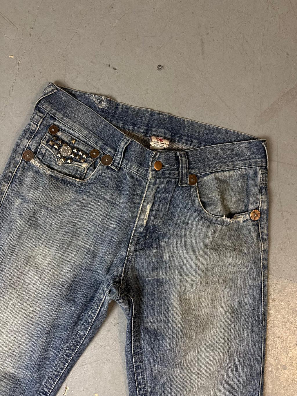 Detailliertes Produktbild von Vintage True Religion Baggy Denim with Studded Pockets M/L von vorne