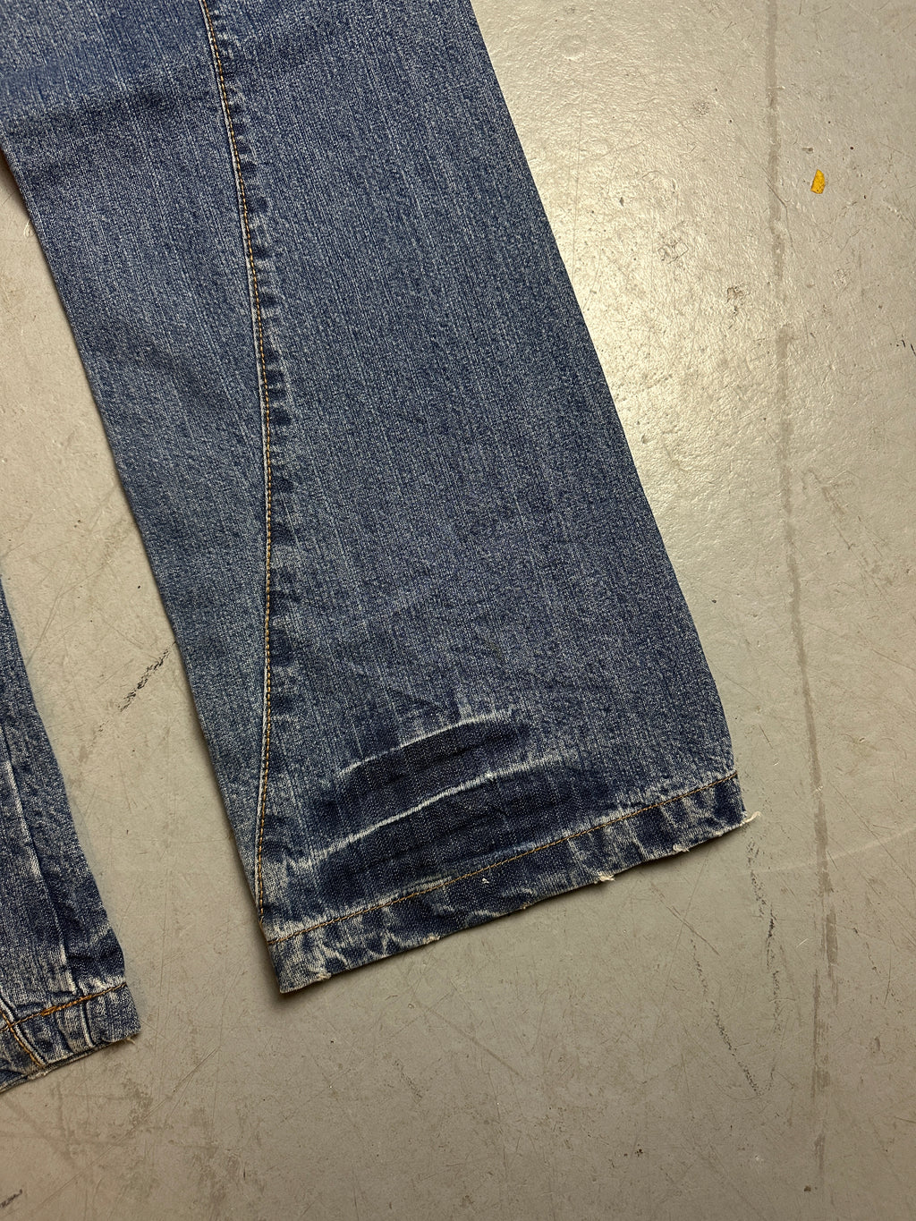 Detailbild von einer Vintage Bleached Heel Drag Denim von Hosenbein