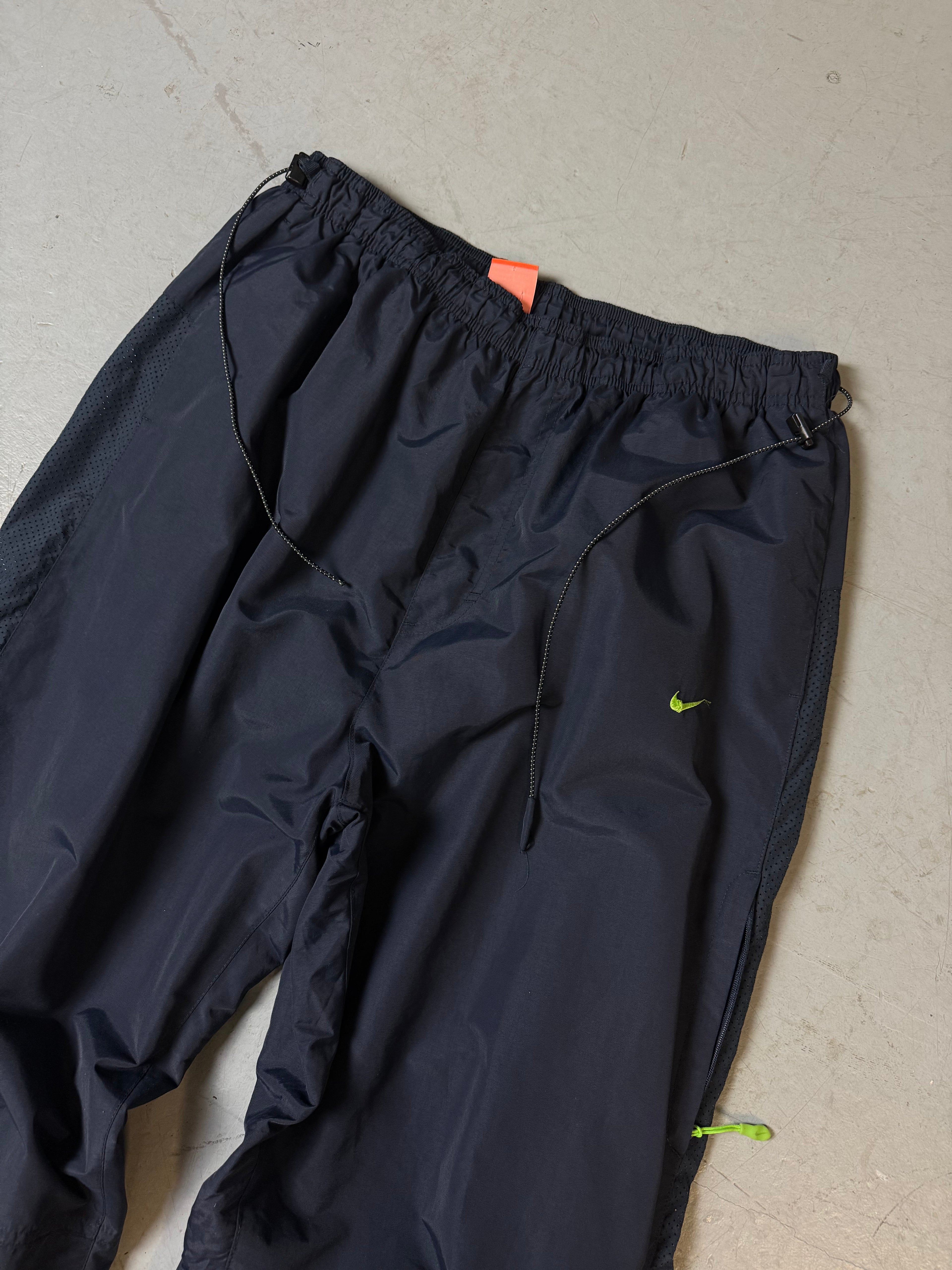 Eine dunkelblaue Nike Trackpants Sporthose Jogginghose y2k 